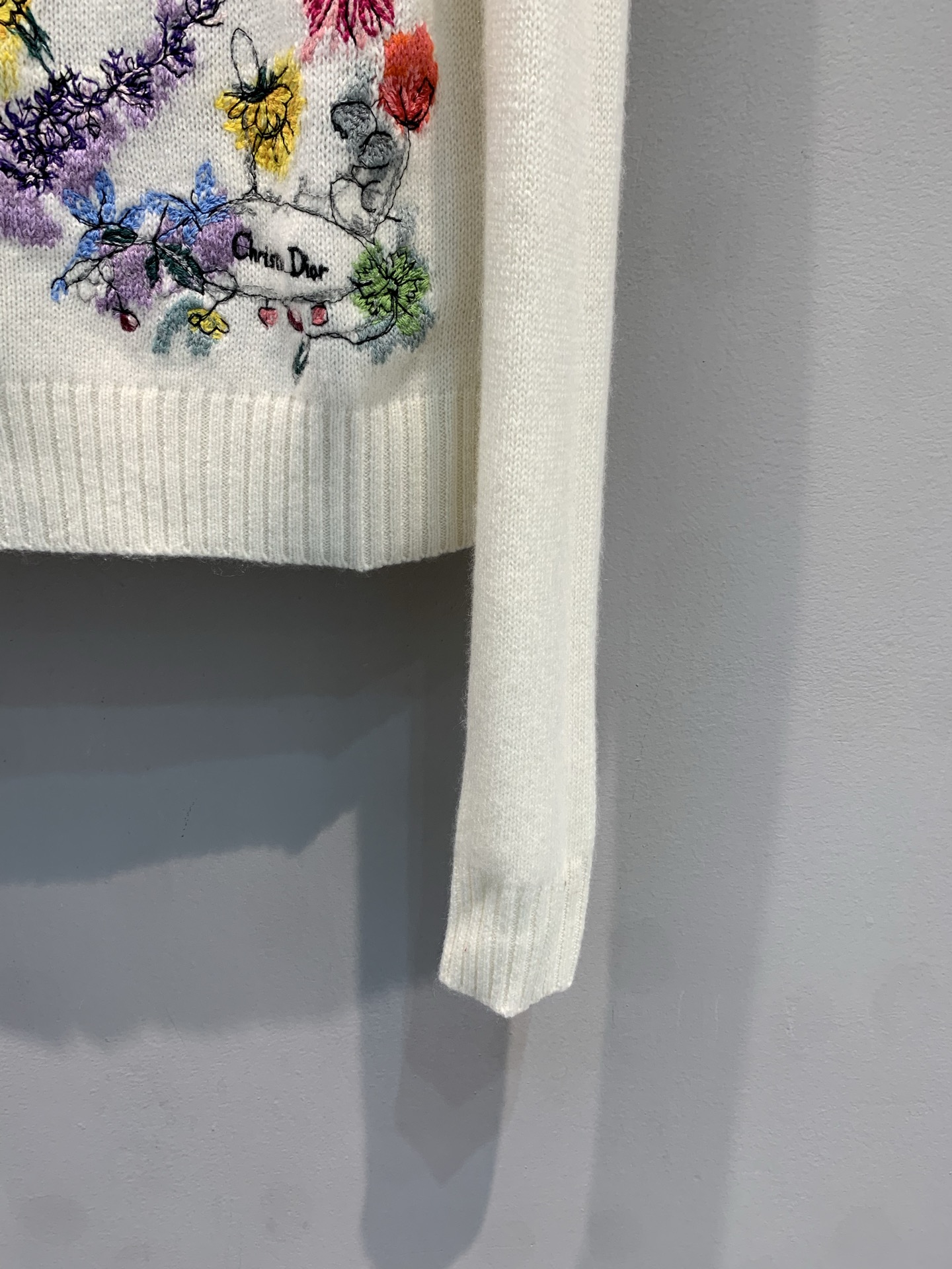 新款🔥出货啦📢 大货实拍 CD2025秋冬新款花卉刺绣羊绒上衣 饰以多色Florilegio图案 呈现缤