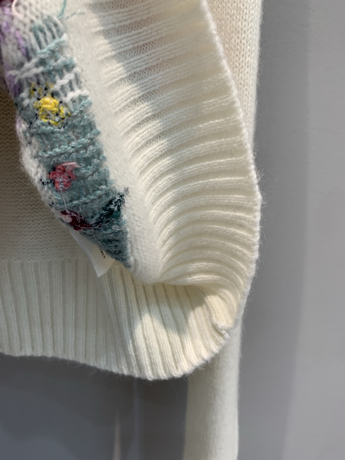 新款🔥出货啦📢 大货实拍 CD2025秋冬新款花卉刺绣羊绒上衣 饰以多色Florilegio图案 呈现缤