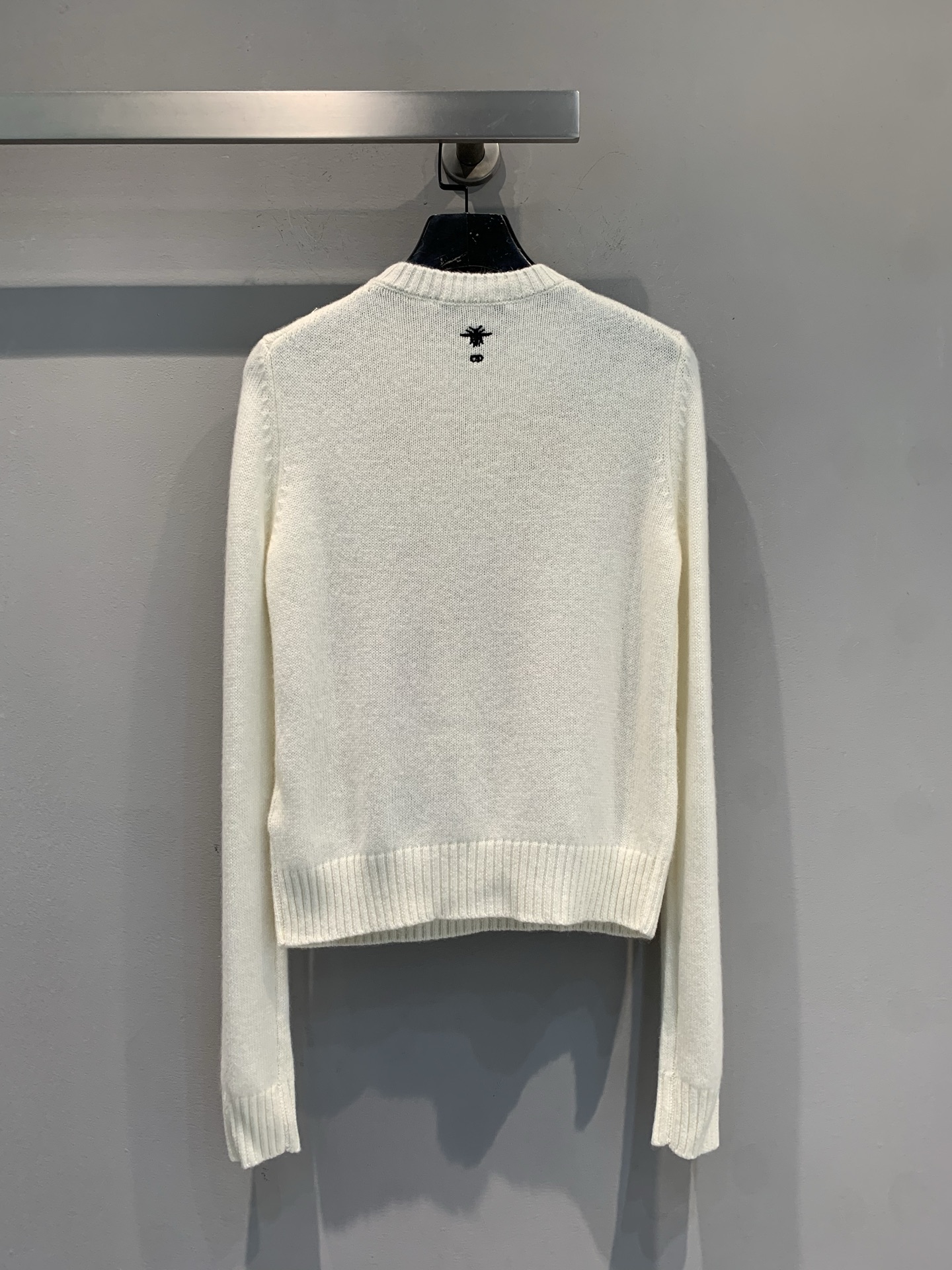 新款🔥出货啦📢 大货实拍 CD2025秋冬新款花卉刺绣羊绒上衣 饰以多色Florilegio图案 呈现缤