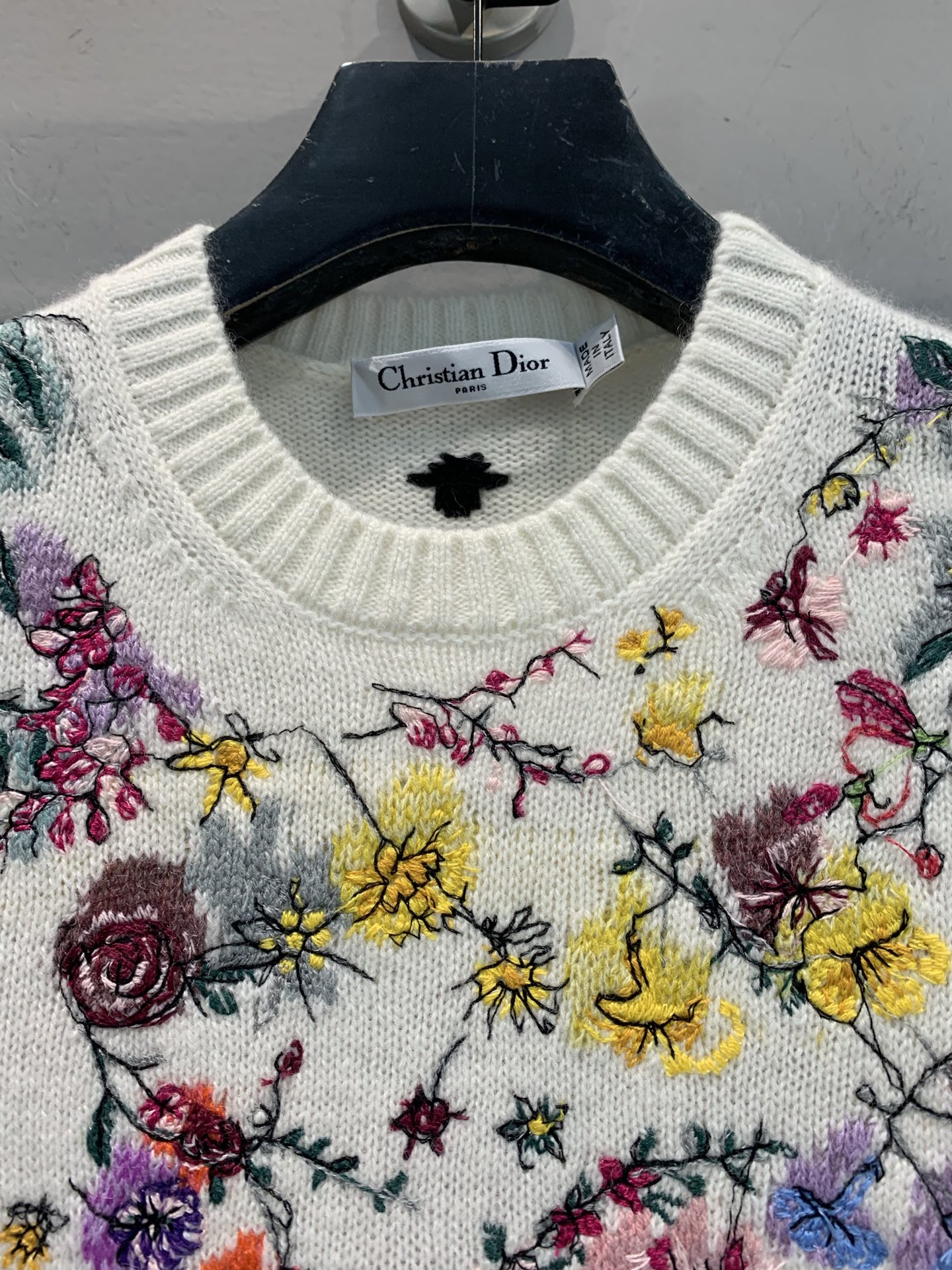 新款🔥出货啦📢 大货实拍 CD2025秋冬新款花卉刺绣羊绒上衣 饰以多色Florilegio图案 呈现缤
