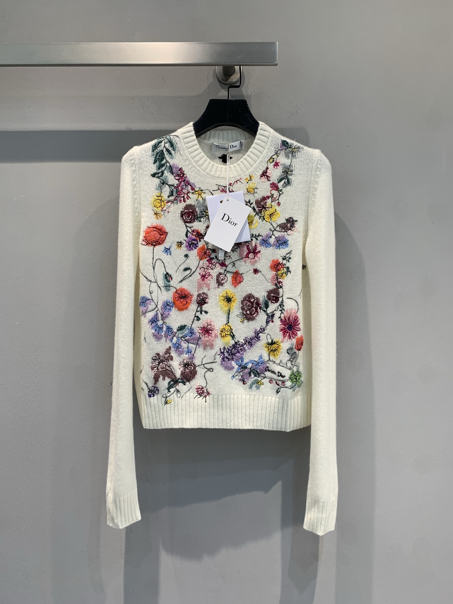 NO:565208,The new model is shipped M. Actual shot of the CD2025 autumn and winter new floral embroidered cashmere top. Decorated with multi-color Florilegio patterns, it presents a colorful and elegant floral world and highlights the pastoral style. It is carefully made of gray cashmere fabric and has unique intarsia woven embroidery decoration. It is decorated with Christian Dior logo embroidery on the front and is embellished with rib details. It can be matched with other Florilegio items to create a refined look. Code number: 36 38 40,, dior, alexander  wang19860909新款出货啦M 大货实拍 CD2025秋冬新款花卉刺绣羊绒上衣 饰以多色Florilegio图案 呈现缤纷优雅的花卉世界,彰显田园风情.采用灰色山羊绒织物精心制作,嵌花编织刺绣装饰别具一格,正面饰以Christian Dior标志刺绣,点缀以罗纹细节 可与其他Florilegio 单品搭配,打造精致造型 码数36 38 40,,dior,alexander wang,Women's clothing