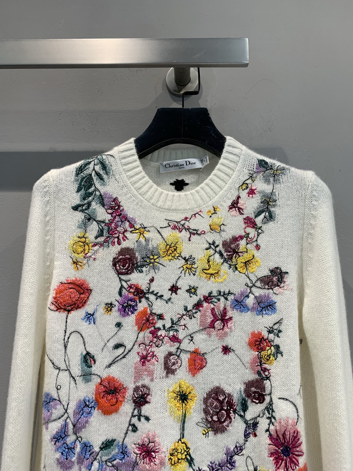 新款🔥出货啦📢 大货实拍 CD2025秋冬新款花卉刺绣羊绒上衣 饰以多色Florilegio图案 呈现缤
