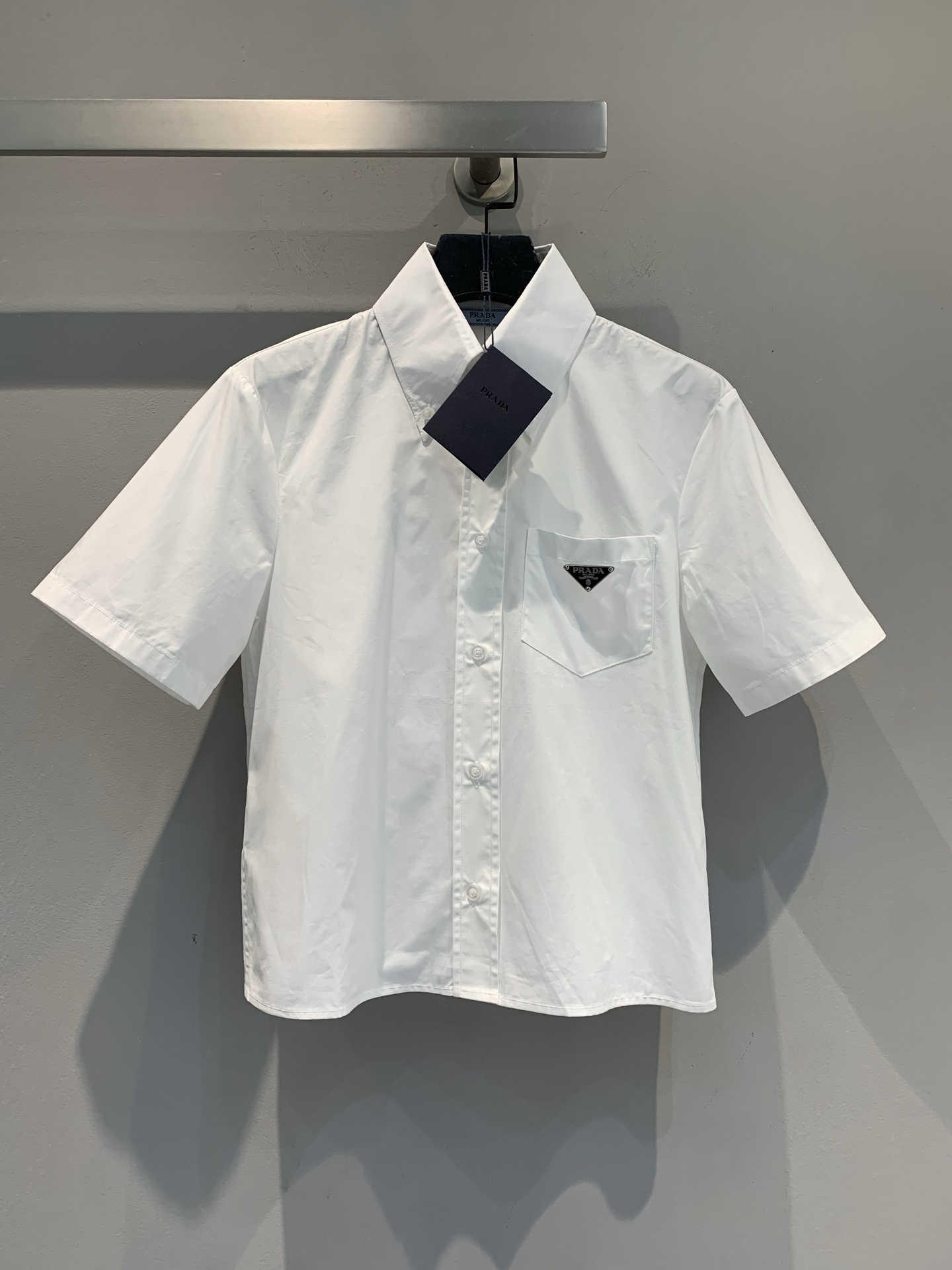 NO:565231,The new model is shipped M. Real photos of Prad*2025 early autumn new college style triangle logo short-sleeved shirt. High-density 80-count poplin cotton. Minimalist design exudes modern charm. The button-down collar short-sleeved body presents a simple style. The pocket triangle micro logo adds a finishing touch. Very age-reducing code number 36 38 40,, prada, T-shirt, alexander wang19860909新款出货啦M大货实拍Prad*2025早秋新款学院风三角标短袖衬衣 高密度80支府绸棉质 极简主义设计中散发现代魅力 扮扣领短袖式衣身呈现简约格调 口袋三角微标平添点睛之笔 非常减龄 码数36 38 40,,prada,T-shirt,alexander wang,Women's clothing