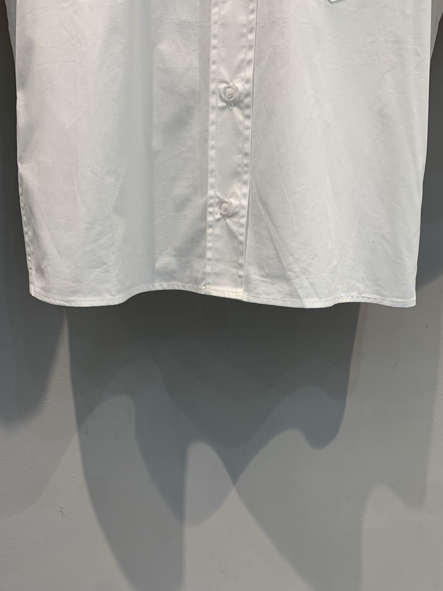 新款🔥出货啦📢 大货实拍Prad*2025早秋新款学院风三角标短袖衬衣 高密度80支府绸棉质 极简主义设