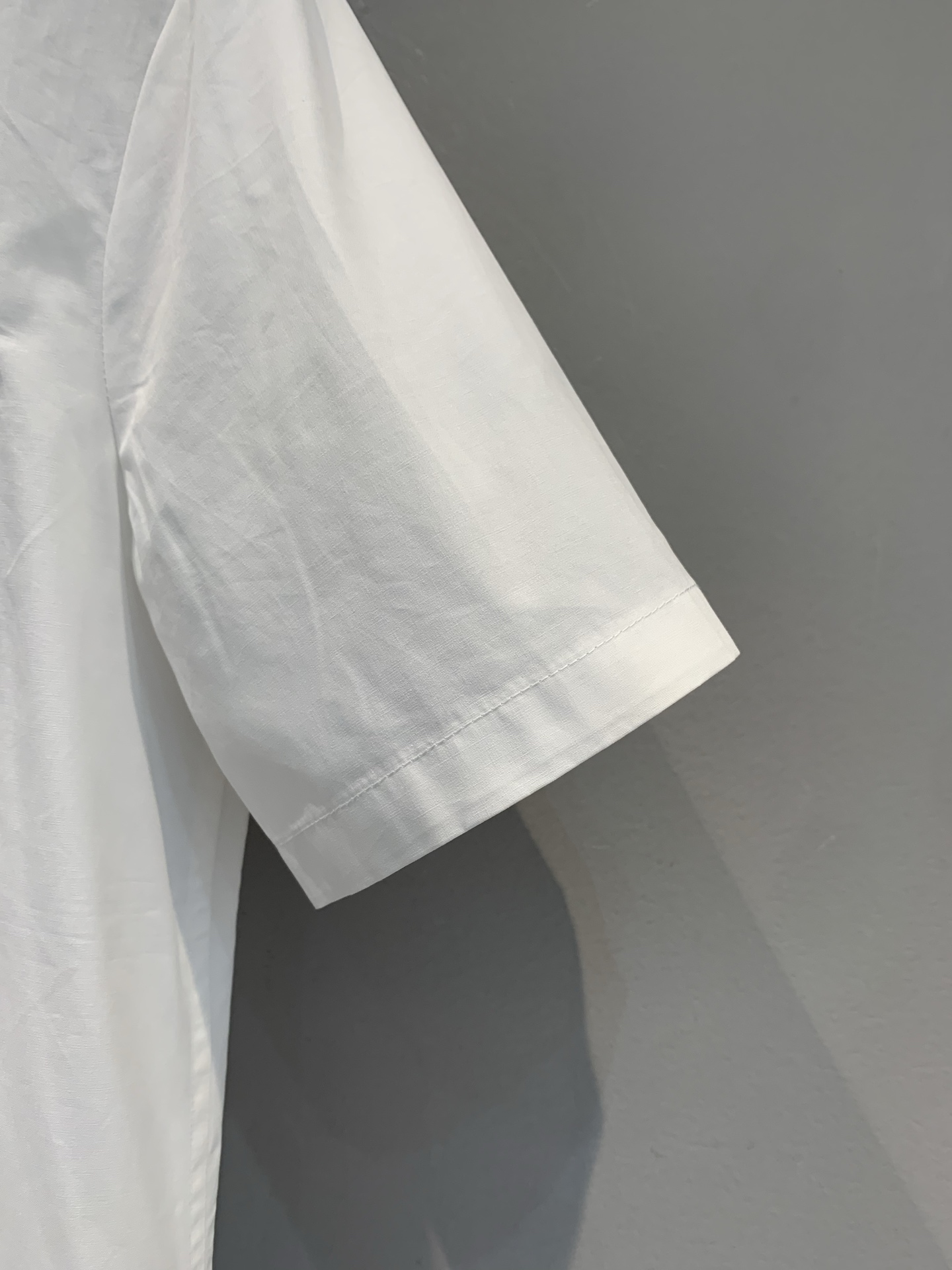 新款🔥出货啦📢 大货实拍Prad*2025早秋新款学院风三角标短袖衬衣 高密度80支府绸棉质 极简主义设