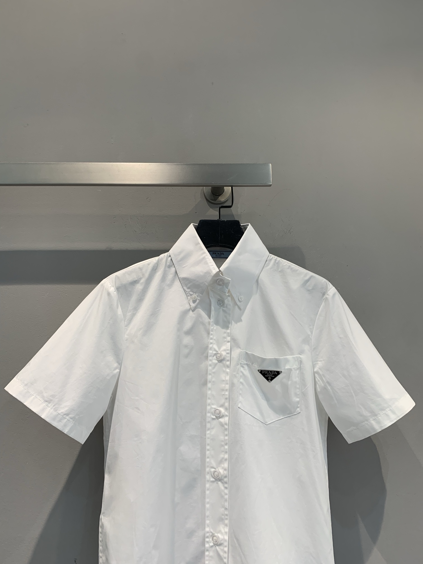 新款🔥出货啦📢 大货实拍Prad*2025早秋新款学院风三角标短袖衬衣 高密度80支府绸棉质 极简主义设