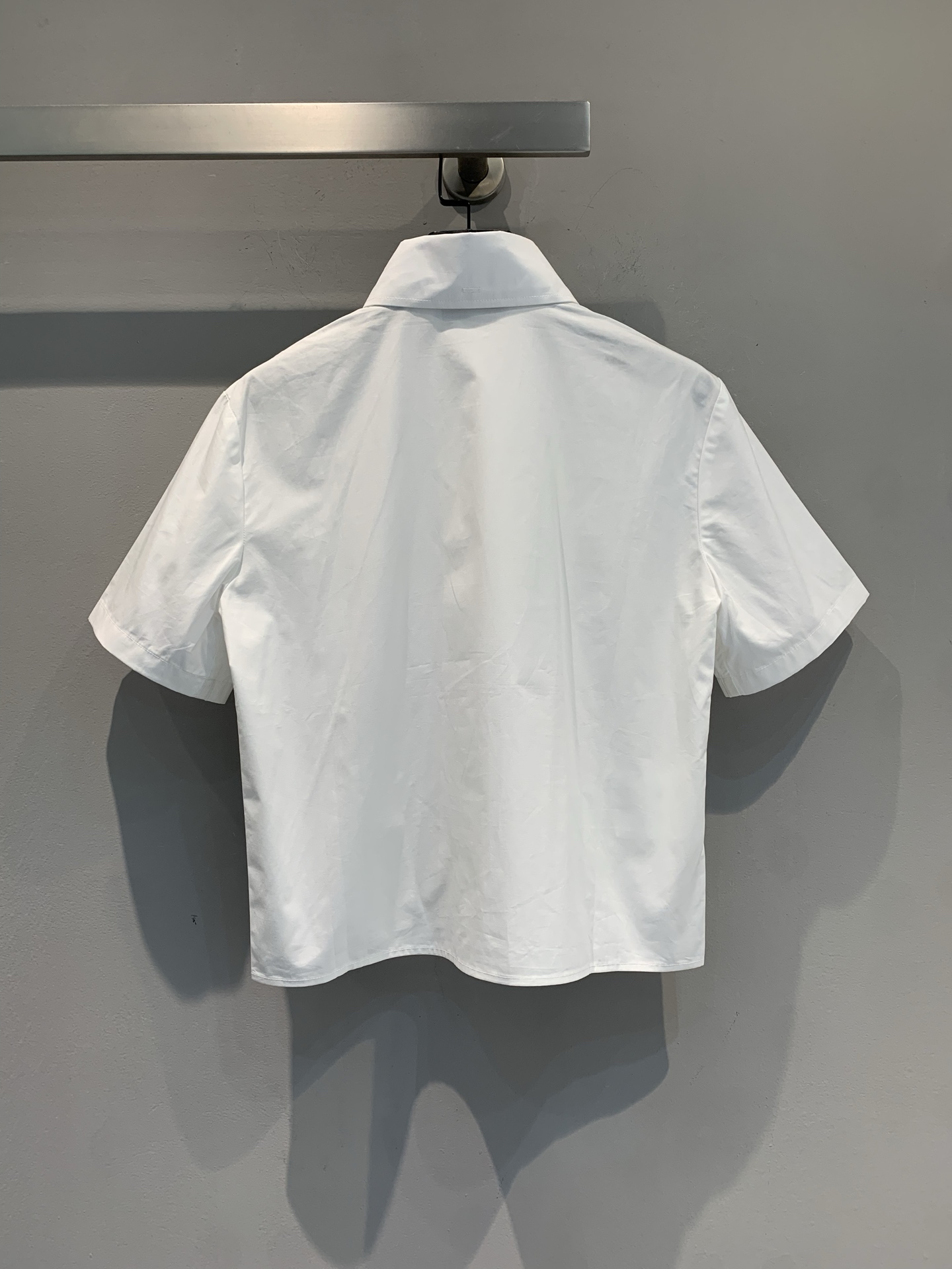 新款🔥出货啦📢 大货实拍Prad*2025早秋新款学院风三角标短袖衬衣 高密度80支府绸棉质 极简主义设