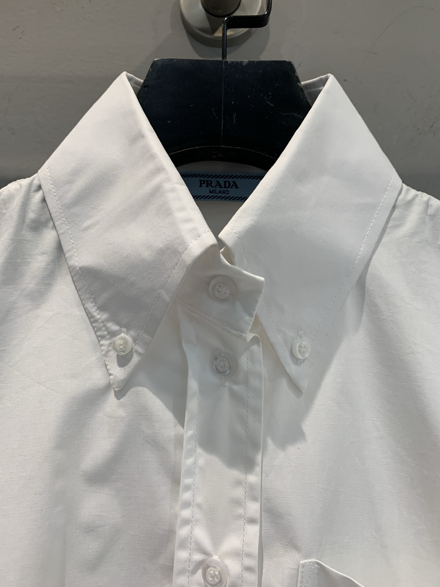新款🔥出货啦📢 大货实拍Prad*2025早秋新款学院风三角标短袖衬衣 高密度80支府绸棉质 极简主义设