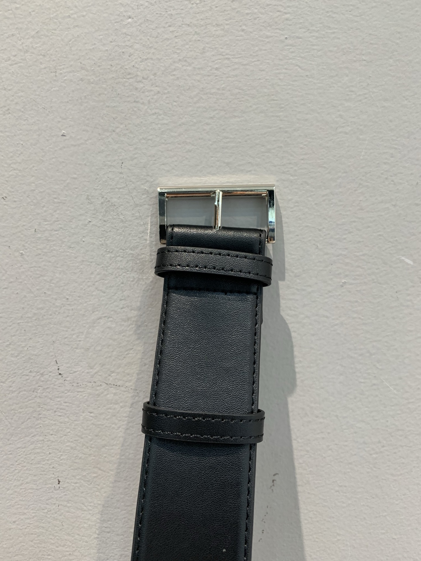 新货🔥出货啦📢 大货实拍 Prad*2025秋冬新款小牛皮腰带 以极简线条和精致细节传递现代魅力。风格百