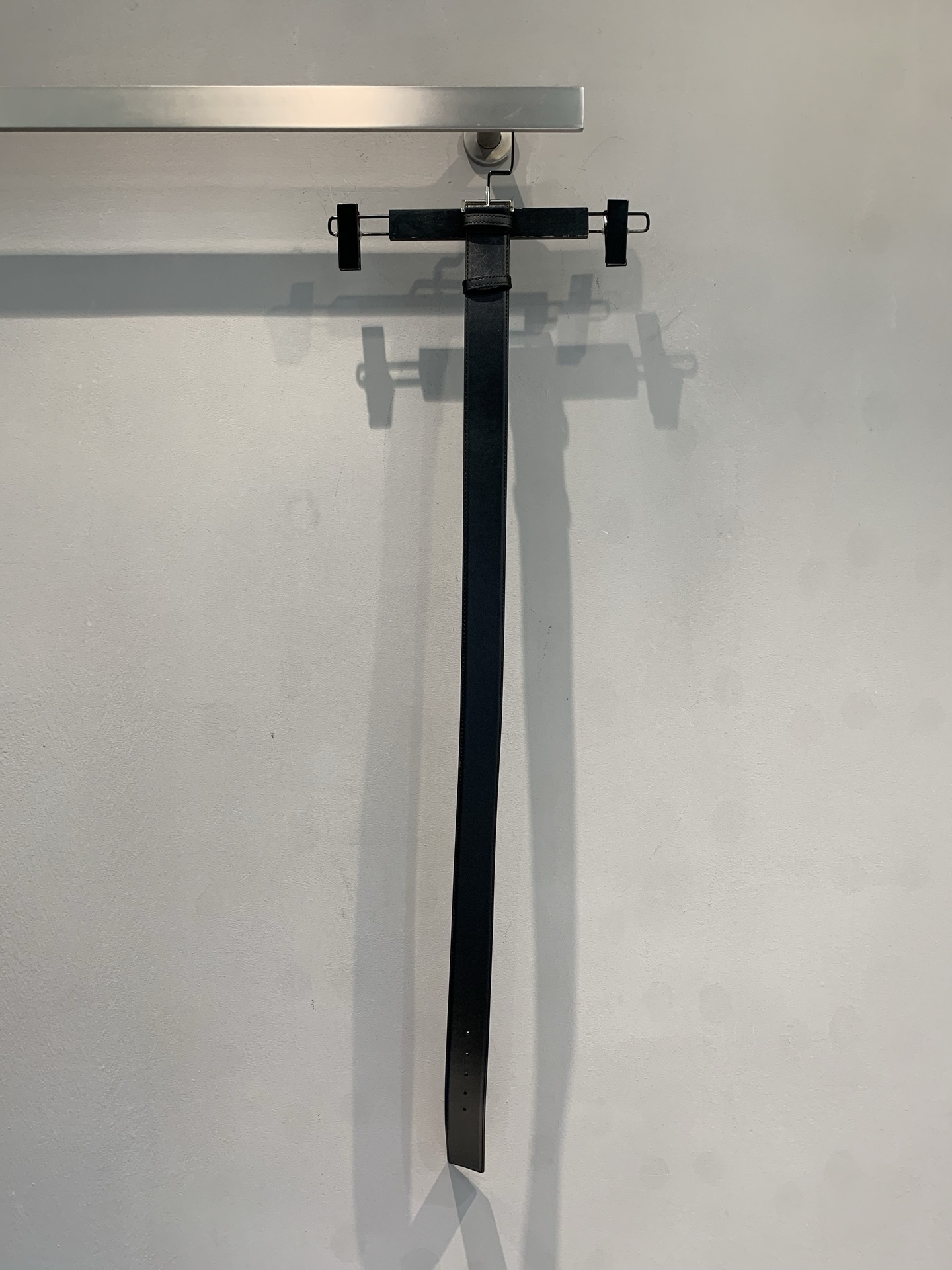 新货🔥出货啦📢 大货实拍 Prad*2025秋冬新款小牛皮腰带 以极简线条和精致细节传递现代魅力。风格百