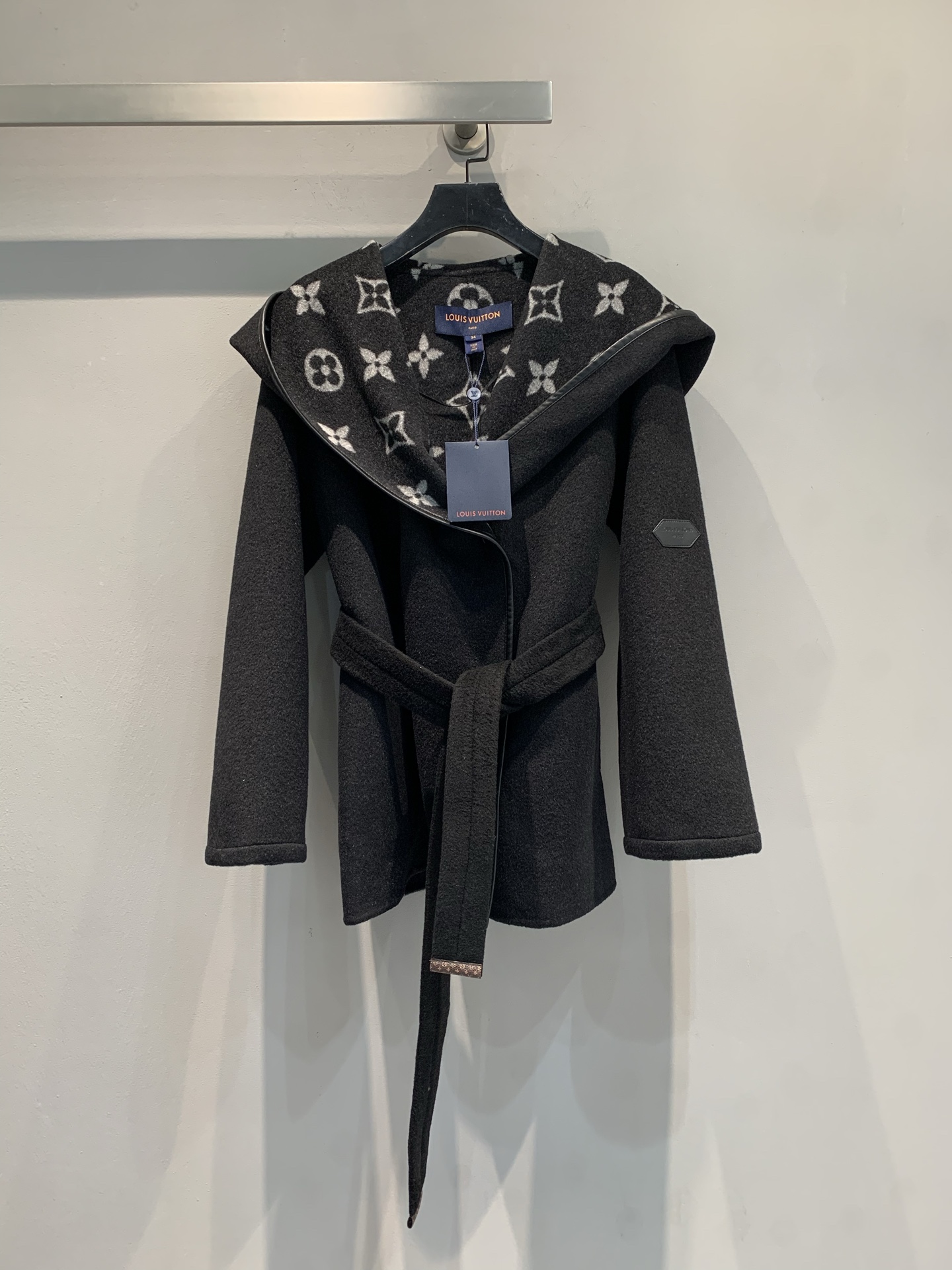 NO:684765,The new model comes with a dust bag. It comes with a dust bag. L's new autumn and winter large floral wrap-style short coat is made of woolen jacquard fabric imported from Australia. The fabric is soft and velvety!  Full body floral tailoring, imported goatskin binding!  The invincible large lapels are made for aura, and your upper body will become whiter and more beautiful in seconds!  Delivered with the same color belt. Size 36 38 40, Louis Vuitton, sheepskin,19860909配防尘袋新款出货啦 配防尘袋 L家秋冬新款大花围裹式短款大衣,澳洲进口羊毛呢提花面料,面料柔软绒感十足！满身对花剪裁,进口山羊皮包边！无敌大翻领为气场而生,上身秒变白富美！配送同色腰带.码数36 38 40,,louis vuitton,sheepskin,,Women's clothing