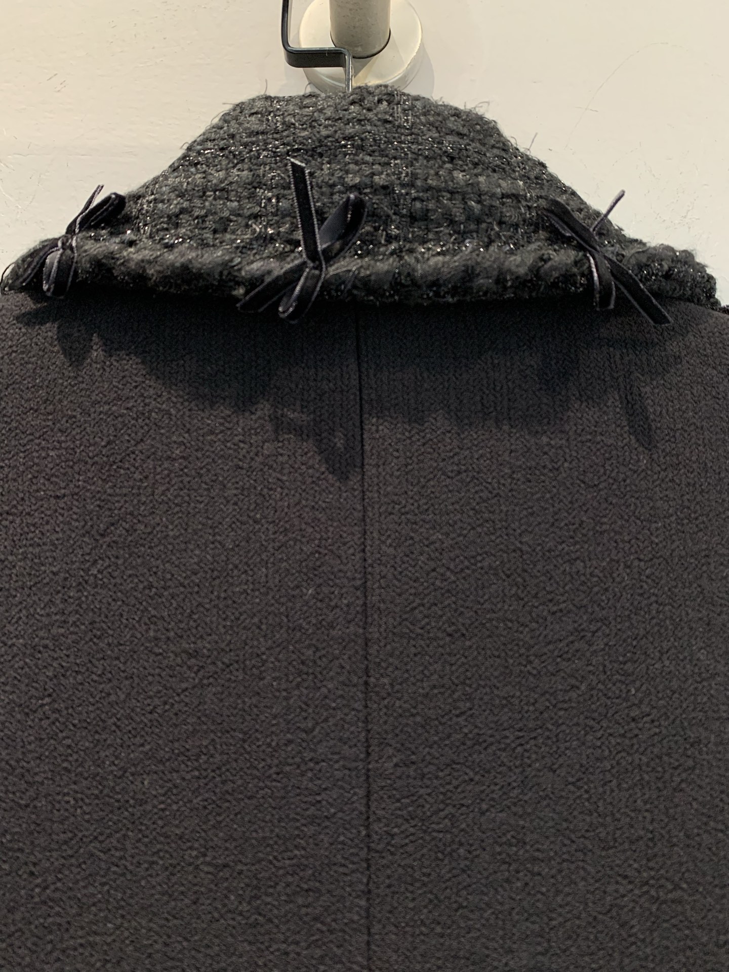 新款🔥出货啦📢 大货实拍 C家2025秋冬新款复古时髦蝴蝶结扣短款粗花呢外套，经典编织材质+真丝内衬，质