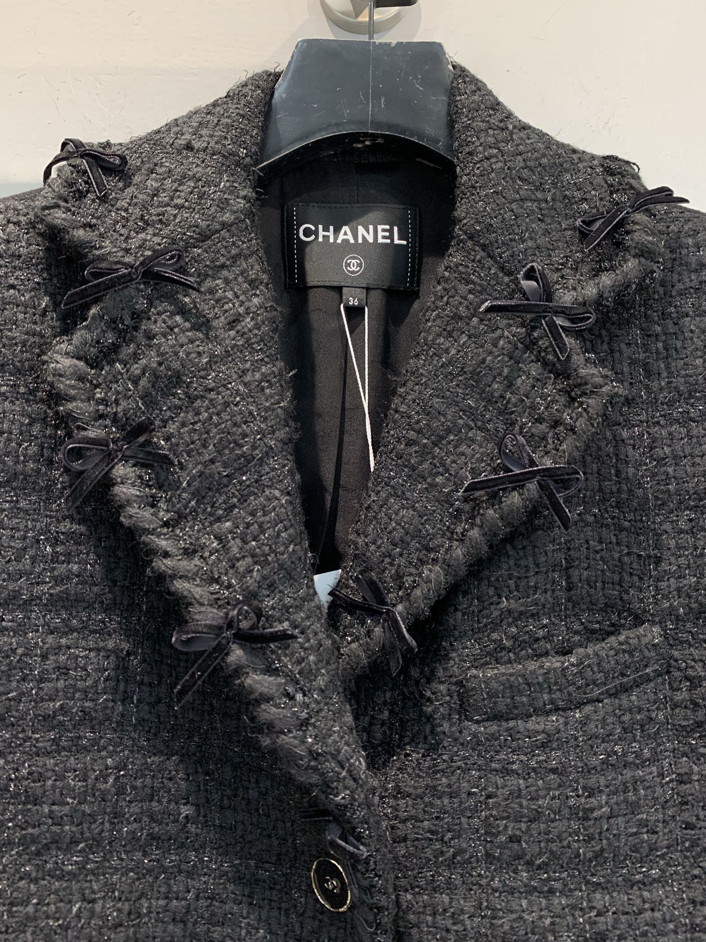 新款🔥出货啦📢 大货实拍 C家2025秋冬新款复古时髦蝴蝶结扣短款粗花呢外套，经典编织材质+真丝内衬，质