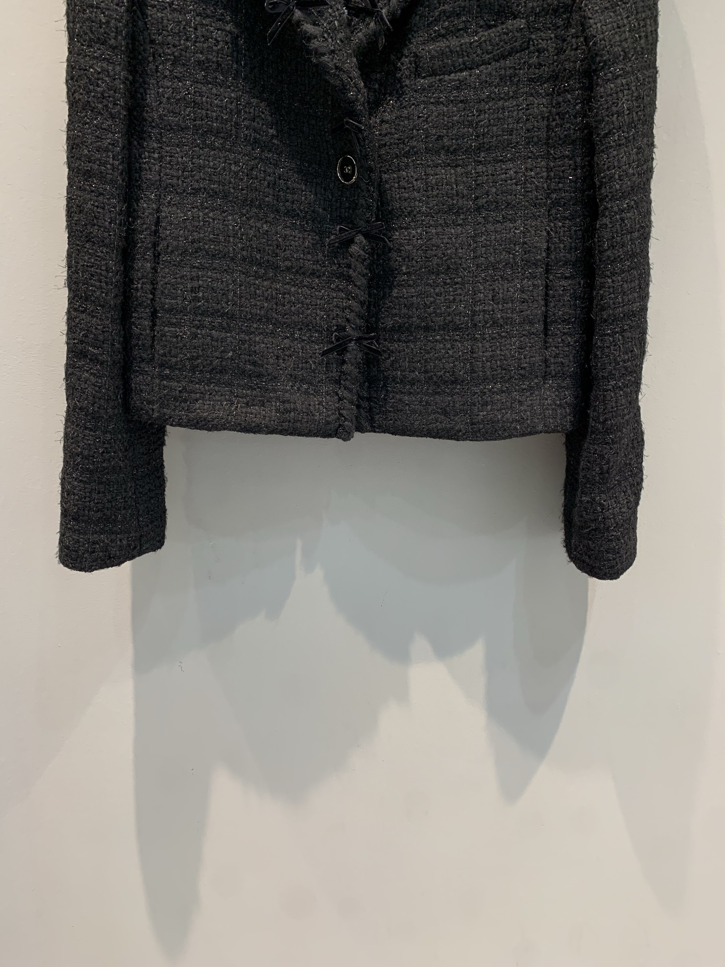 新款🔥出货啦📢 大货实拍 C家2025秋冬新款复古时髦蝴蝶结扣短款粗花呢外套，经典编织材质+真丝内衬，质