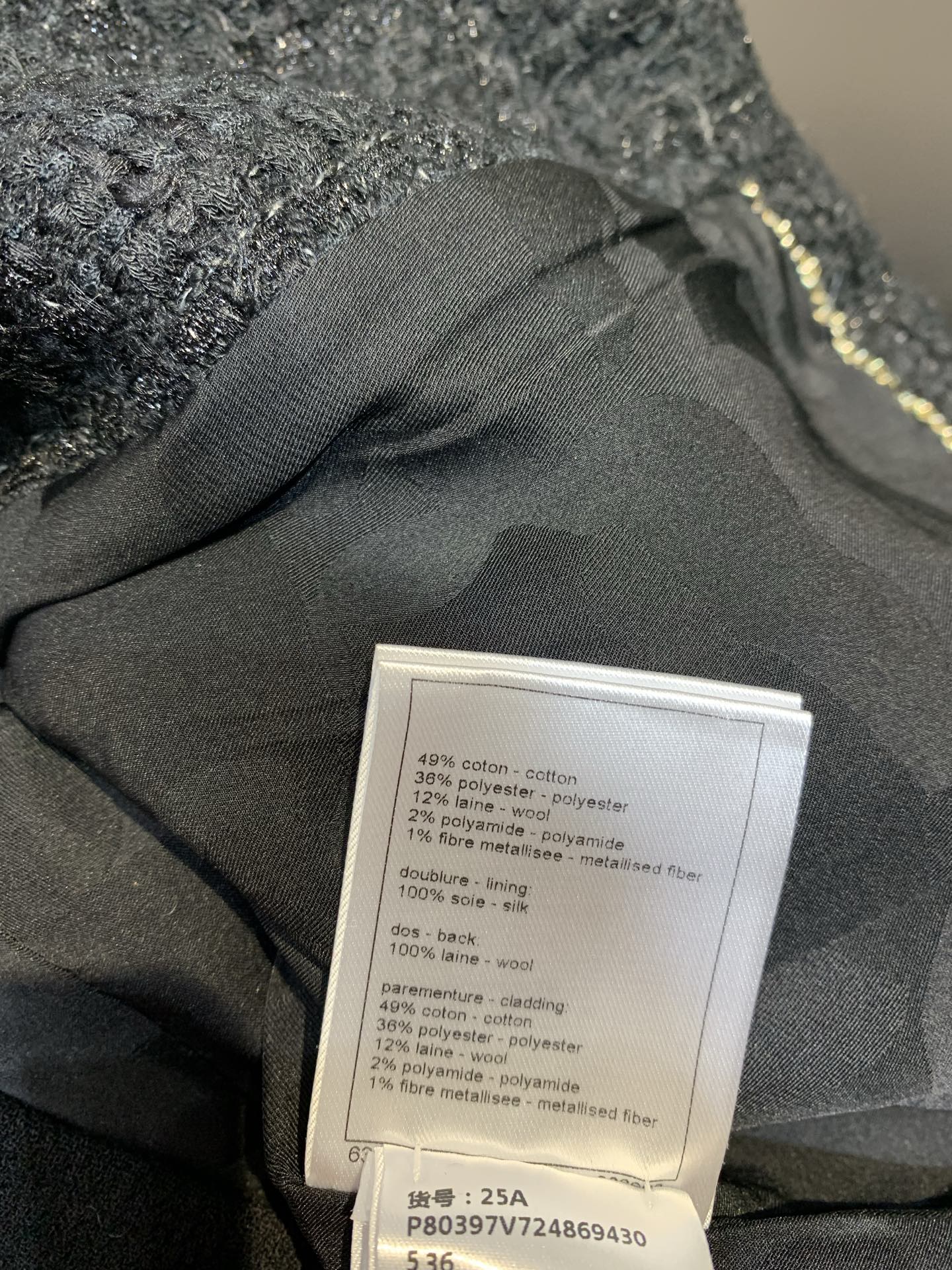 新款🔥出货啦📢 大货实拍 C家2025秋冬新款复古时髦蝴蝶结扣短款粗花呢外套，经典编织材质+真丝内衬，质