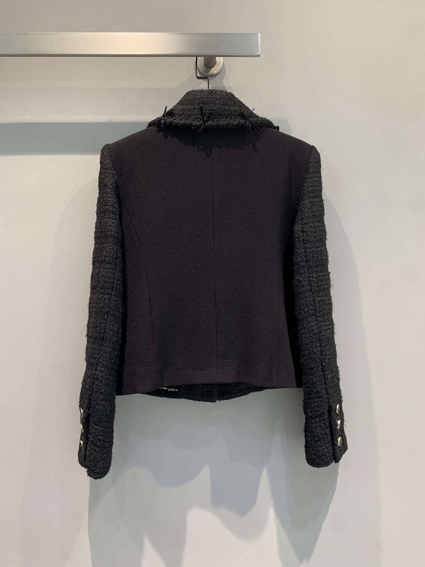 新款🔥出货啦📢 大货实拍 C家2025秋冬新款复古时髦蝴蝶结扣短款粗花呢外套，经典编织材质+真丝内衬，质