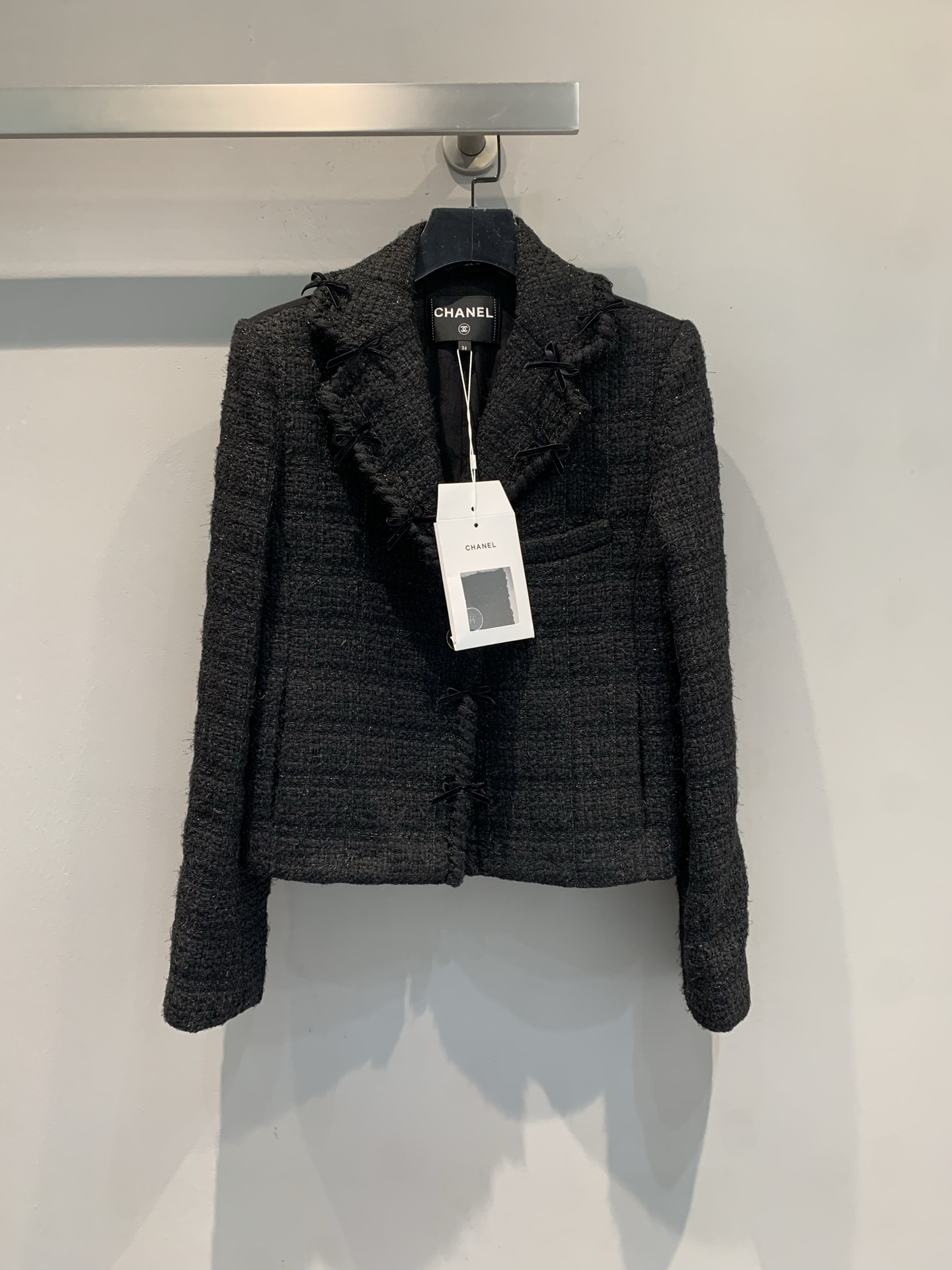 NO:568031,The new model is shipped M. Actual photos of the goods. C's new 2025 autumn and winter retro fashionable bow-button short tweed jacket, classic woven material + silk lining, perfect texture! The bow embellishment is super detailed, and the short style is neatly cut. It goes well with trousers or skirts. The black color is versatile and can be easily worn for commuting or formal occasions. It is a must-have classic item in the wardrobe. It is elegant and practical. You can wear it no matter how you wear it! Size 36 38  40,,chanel,skirts,jackets & coats,real silk,alexander wang19860909新款出货啦M大货实拍 C家2025秋冬新款复古时髦蝴蝶结扣短款粗花呢外套,经典编织材质+真丝内衬,质感满分! 蝴蝶结点缀超有细节感,短款剪裁利落,搭配裤装或裙装都很出彩计.黑色百搭,通勤或正式场合都能轻松驾驭,是衣橱必备经典单品,优雅又实用,怎么穿都不出错! 码数36 38 40,,chanel,skirts,jackets & coats,real silk,alexander wang,Women's clothing