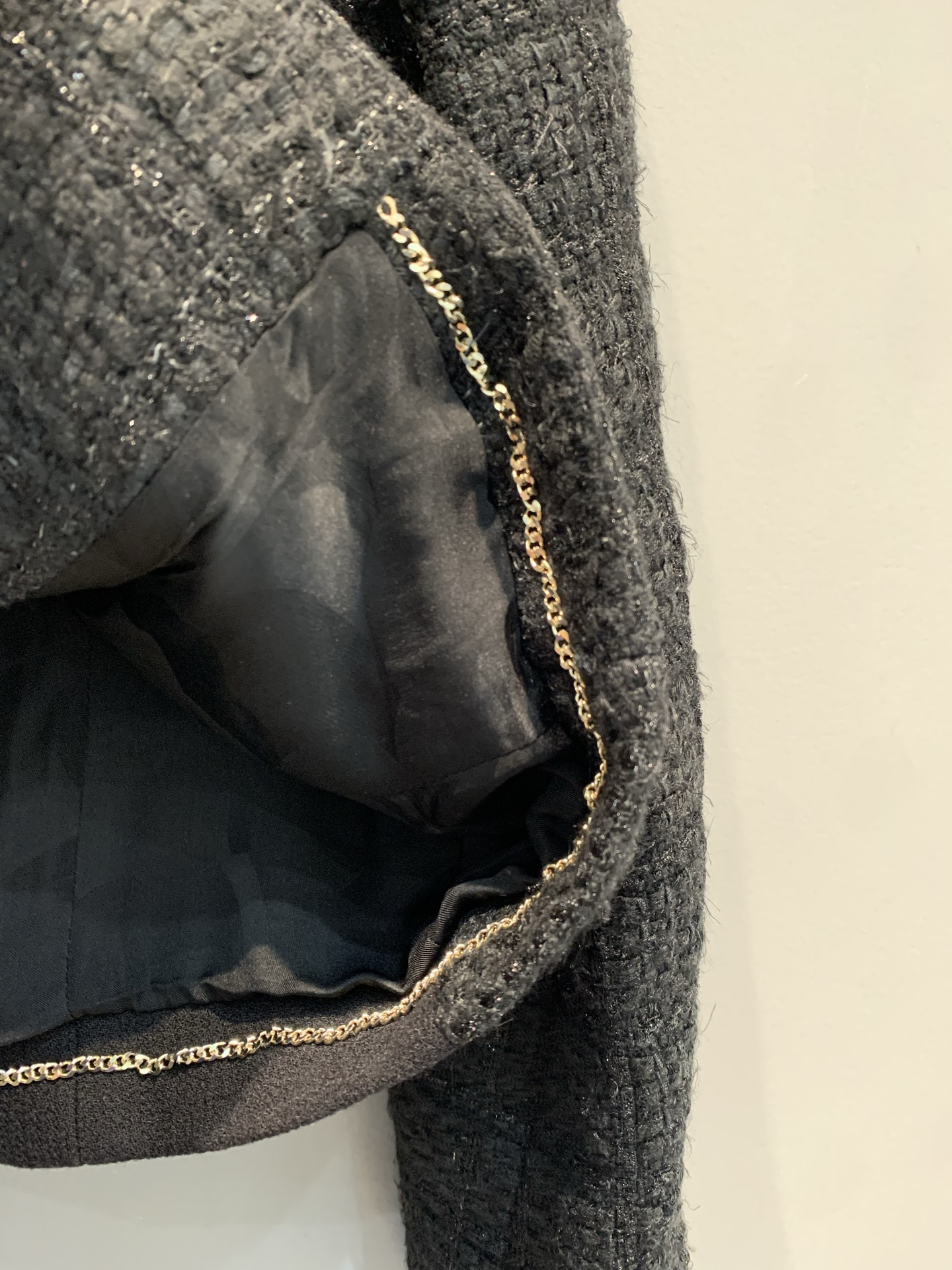 新款🔥出货啦📢 大货实拍 C家2025秋冬新款复古时髦蝴蝶结扣短款粗花呢外套，经典编织材质+真丝内衬，质