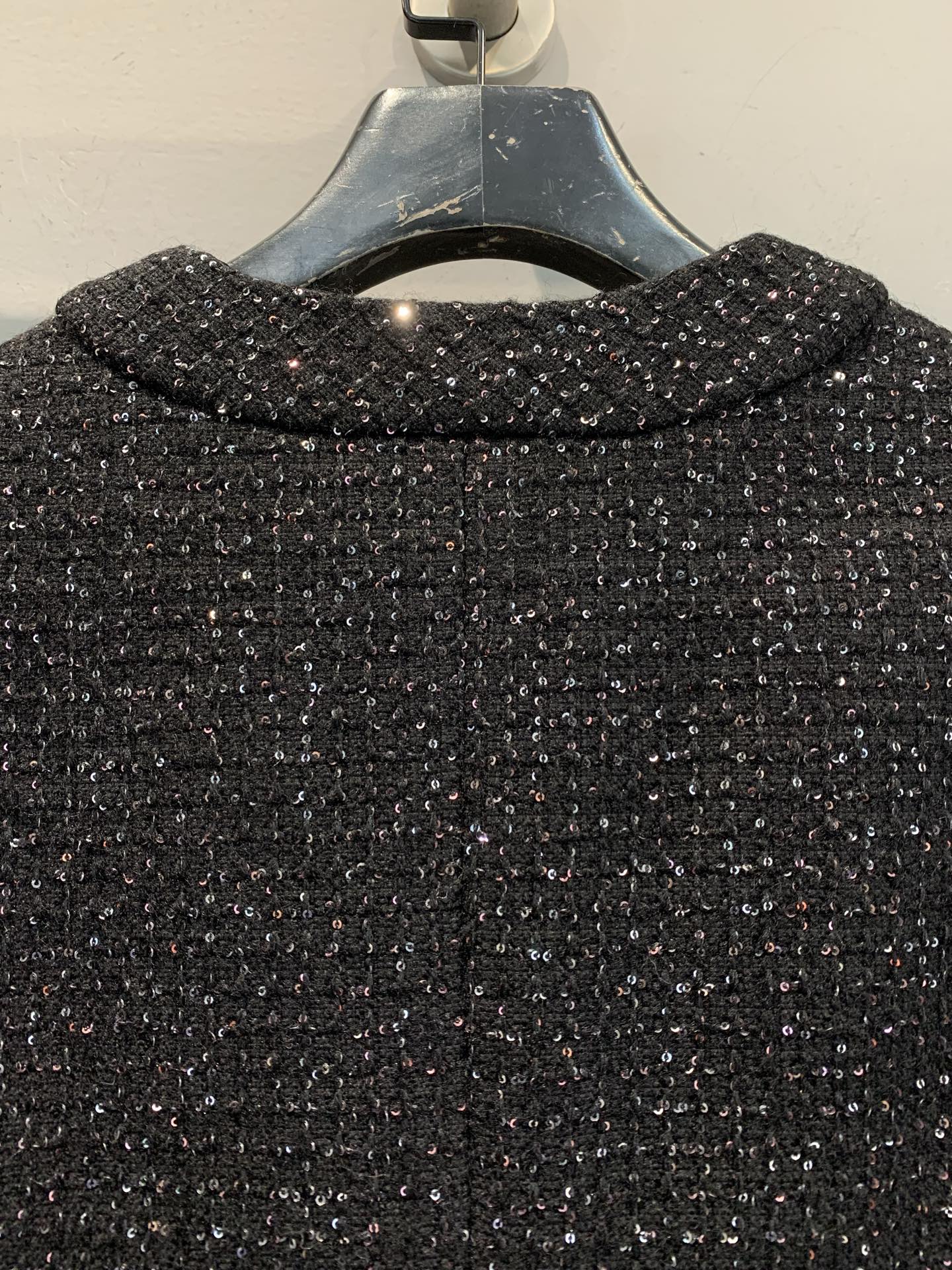 新款🔥出货啦📢 大货实拍 C家2025秋冬新款时髦复古V领亮片粗花呢外套，黑色粗花呢+亮片点缀，低调又闪