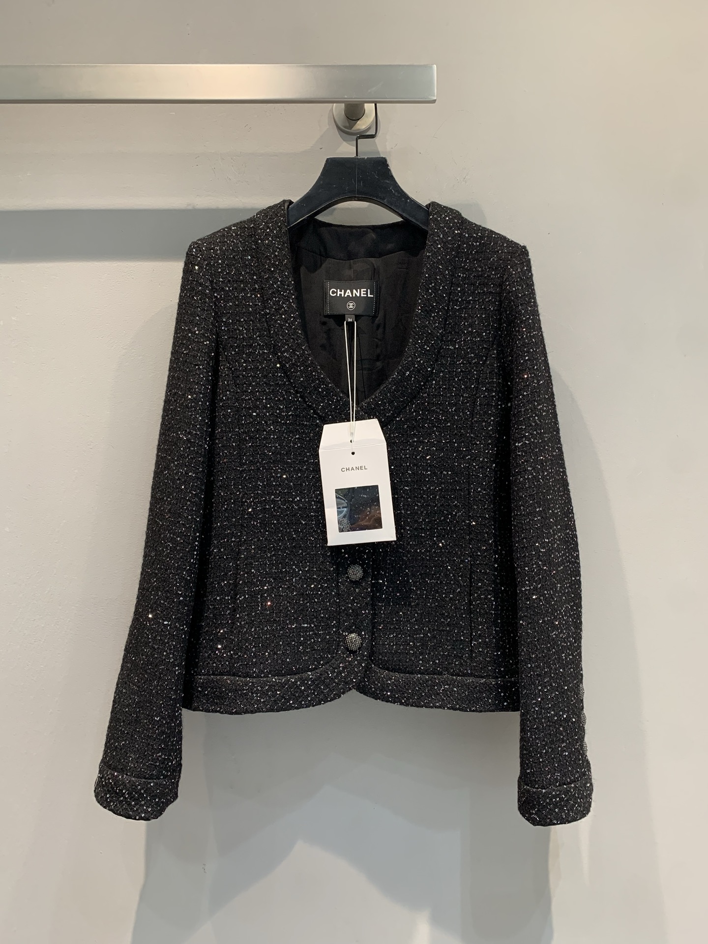 NO:568028,The new model is shipped M. Actual photos of the goods. C's new fashionable retro V-neck sequined tweed jacket for autumn and winter 2025, black tweed + sequin embellishment, low-key and sparkling! Short cut + V-neck, retro and fashionable, super atmospheric for autumn and winter. The inner lining is 100% mulberry silk design, comfortable to wear without scratching the skin, looks great with high-waisted pants or skirts, can be easily used for commuting and dinner, enhances temperament and is practical, it is a must-have high-end item in autumn and winter!  Size 36 38 40,,chanel,skirts,jackets & coats,alexander wang19860909新款出货啦M 大货实拍 C家2025秋冬新款时髦复古V领亮片粗花呢外套,黑色粗花呢+亮片点缀,低调又闪耀! 短款剪裁+V领,复古又时髦,秋冬穿超有氛围感.内里衬布百分百桑蚕丝设计,穿着舒适不扎肤,搭配高腰裤或裙装都很出彩,通勤、晚宴都能轻松驾驭,提升气质又实用,是秋冬必入的高级感单品! 码数36 38 40,,chanel,skirts,jackets & coats,alexander wang,Women's clothing