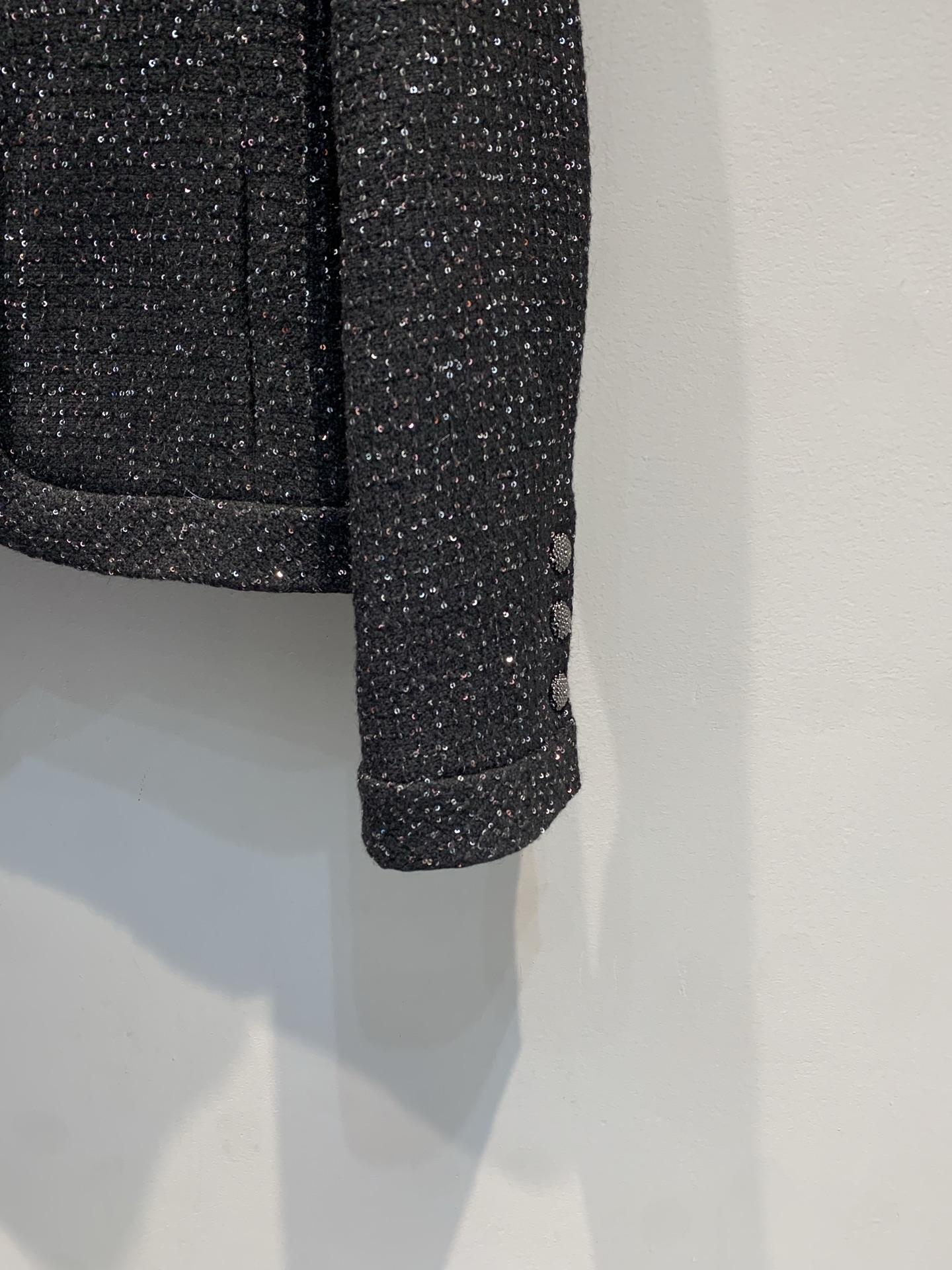 新款🔥出货啦📢 大货实拍 C家2025秋冬新款时髦复古V领亮片粗花呢外套，黑色粗花呢+亮片点缀，低调又闪