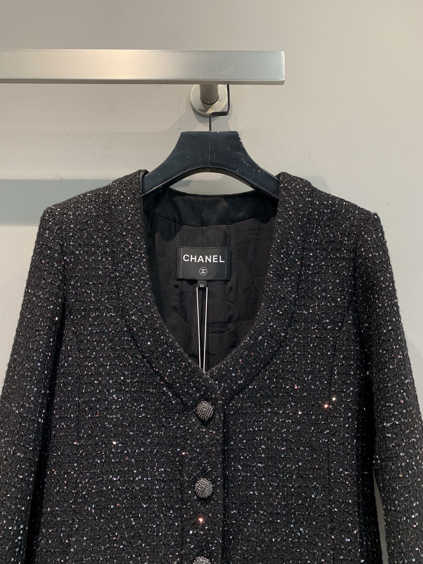 新款🔥出货啦📢 大货实拍 C家2025秋冬新款时髦复古V领亮片粗花呢外套，黑色粗花呢+亮片点缀，低调又闪