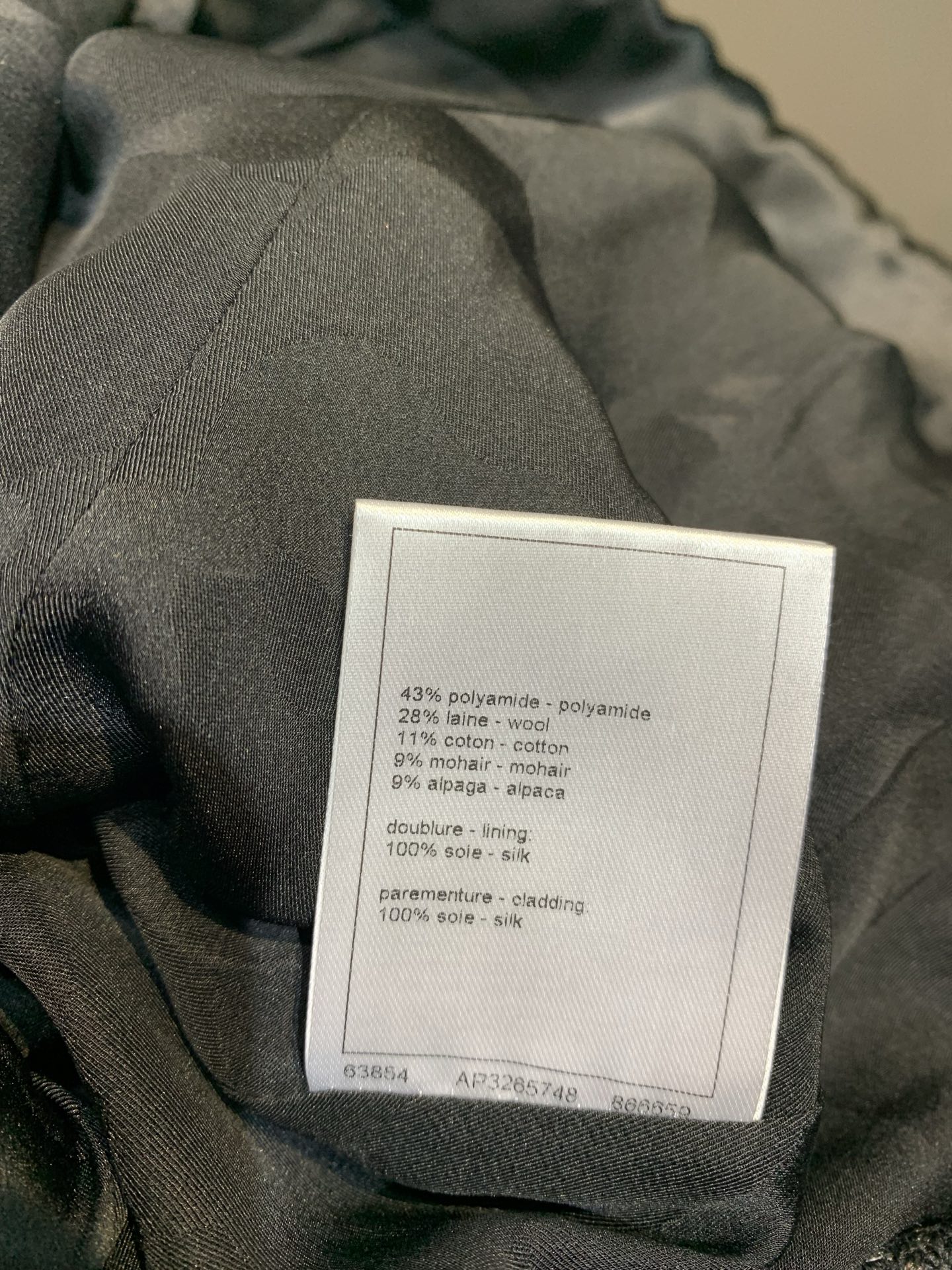 新款🔥出货啦📢 大货实拍 C家2025秋冬新款时髦复古V领亮片粗花呢外套，黑色粗花呢+亮片点缀，低调又闪