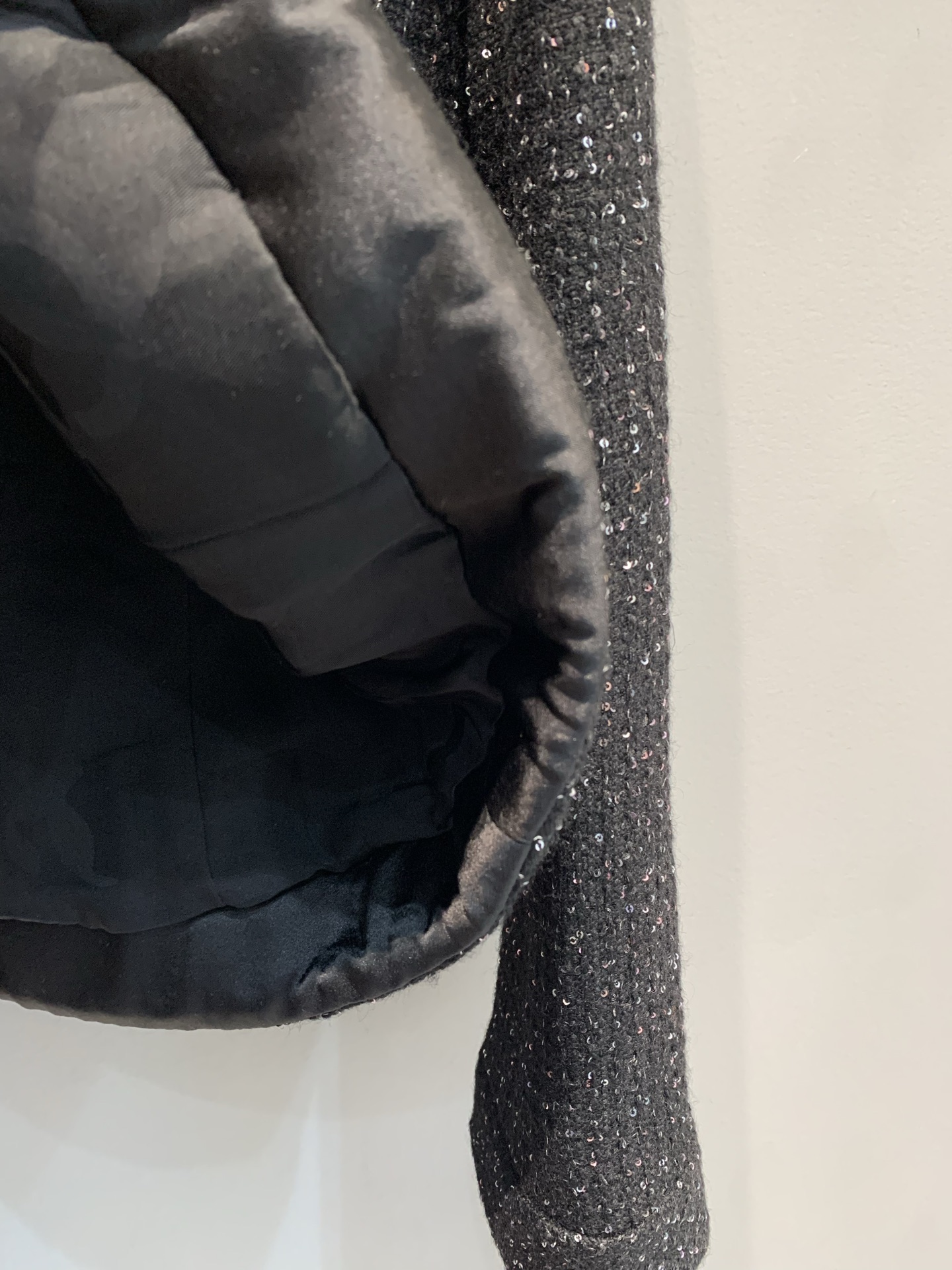 新款🔥出货啦📢 大货实拍 C家2025秋冬新款时髦复古V领亮片粗花呢外套，黑色粗花呢+亮片点缀，低调又闪