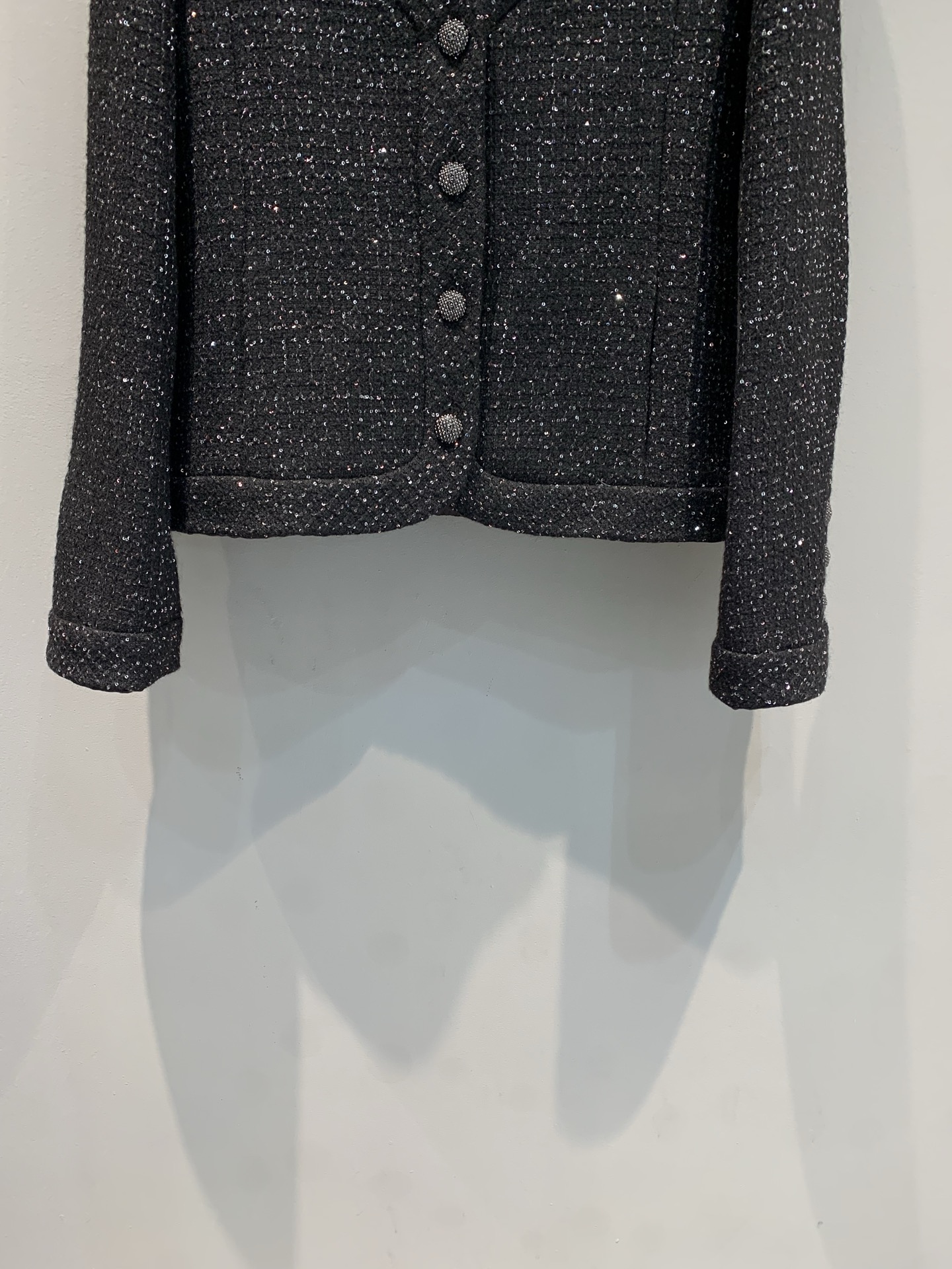 新款🔥出货啦📢 大货实拍 C家2025秋冬新款时髦复古V领亮片粗花呢外套，黑色粗花呢+亮片点缀，低调又闪