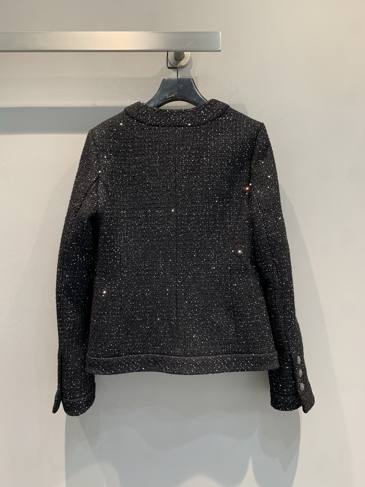 新款🔥出货啦📢 大货实拍 C家2025秋冬新款时髦复古V领亮片粗花呢外套，黑色粗花呢+亮片点缀，低调又闪
