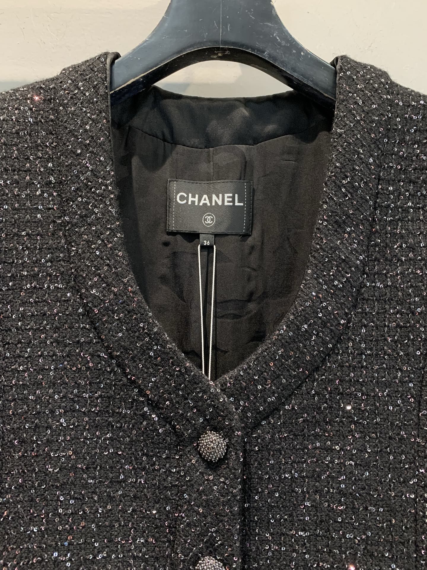 新款🔥出货啦📢 大货实拍 C家2025秋冬新款时髦复古V领亮片粗花呢外套，黑色粗花呢+亮片点缀，低调又闪