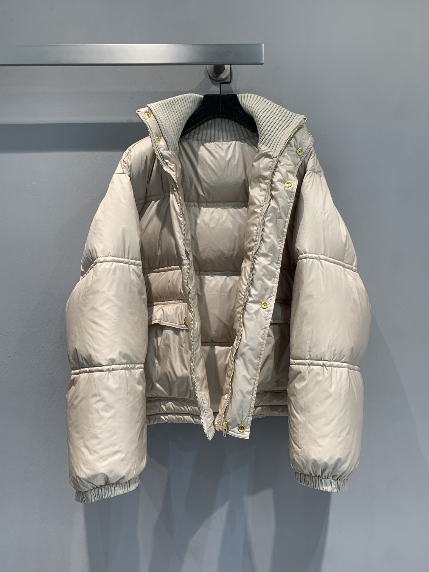 新款🔥出货啦📢 大货实拍 Celin*2025秋冬新款针织领羽绒外套，轻质尼龙+高蓬松羽绒，保暖力满分!