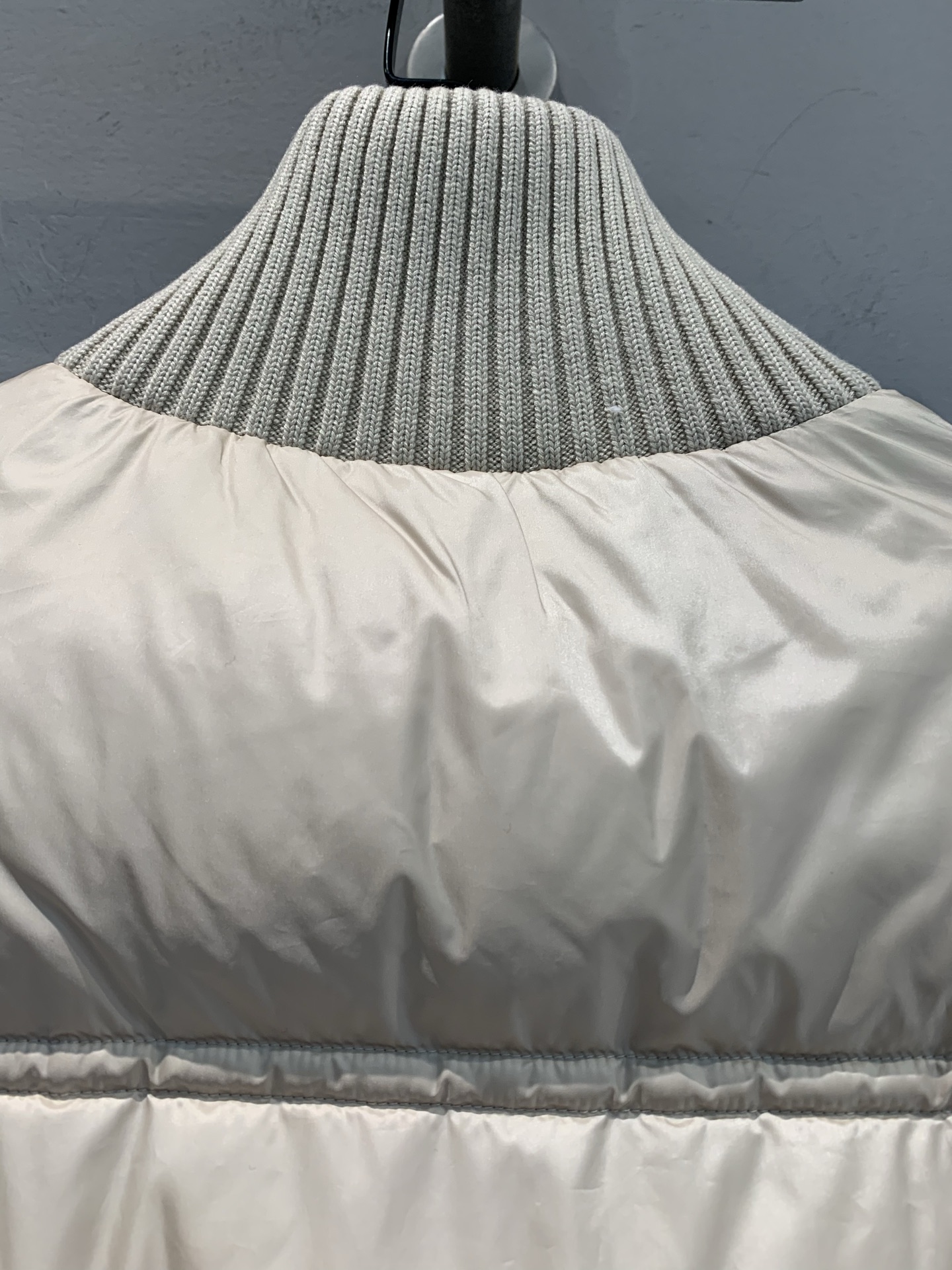 新款🔥出货啦📢 大货实拍 Celin*2025秋冬新款针织领羽绒外套，轻质尼龙+高蓬松羽绒，保暖力满分!