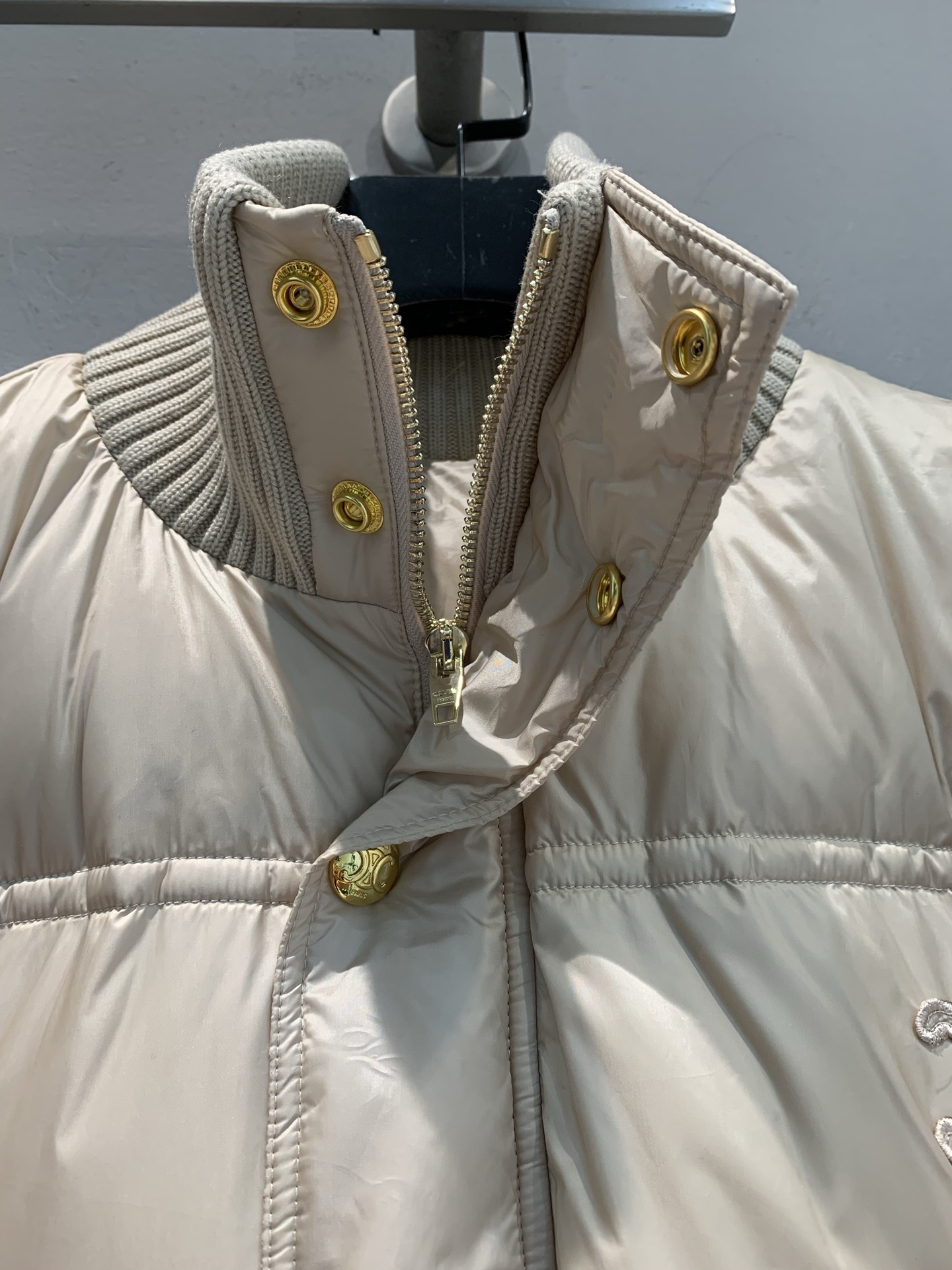 新款🔥出货啦📢 大货实拍 Celin*2025秋冬新款针织领羽绒外套，轻质尼龙+高蓬松羽绒，保暖力满分!