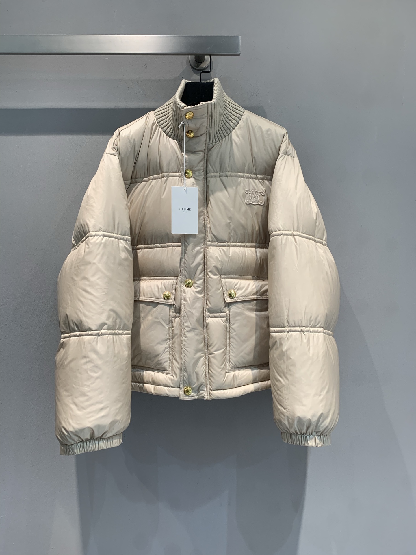 NO:568020,New model with dust bag shipped. Real photos of large goods  Celin* 2025 new autumn and winter knitted collar down jacket, lightweight nylon + high-loft down, full of warmth! Knitted stand-up collar contrasting design, retro and fashionable. Metal buttons + large pockets, practical and detailed. The milky white is gentle and versatile, and it has a French atmosphere when paired with high-waisted pants or skirts ~ The short bread coat version makes you look taller and slimmer, and can be easily used for commuting and leisure. It is a must-have item for your autumn and winter wardrobe!  Size SML,,celine,skirts,jackets & coats,down jacket,alexander wang19860909配防尘袋新款出货啦M大货实拍 Celin*2025秋冬新款针织领羽绒外套,轻质尼龙+高蓬松羽绒,保暖力满分!针织立领撞色设计,复古又时髦计.金属纽扣+大口袋,实用又有细节感.奶白色温柔百搭,配高腰裤或裙装都超有法式氛围感~短款面包服版型,显高显瘦,通勤休闲都能轻松驾驭,是秋冬衣橱必备单品! 码数SML,,celine,skirts,jackets & coats,down jacket,alexander wang,Women's clothing