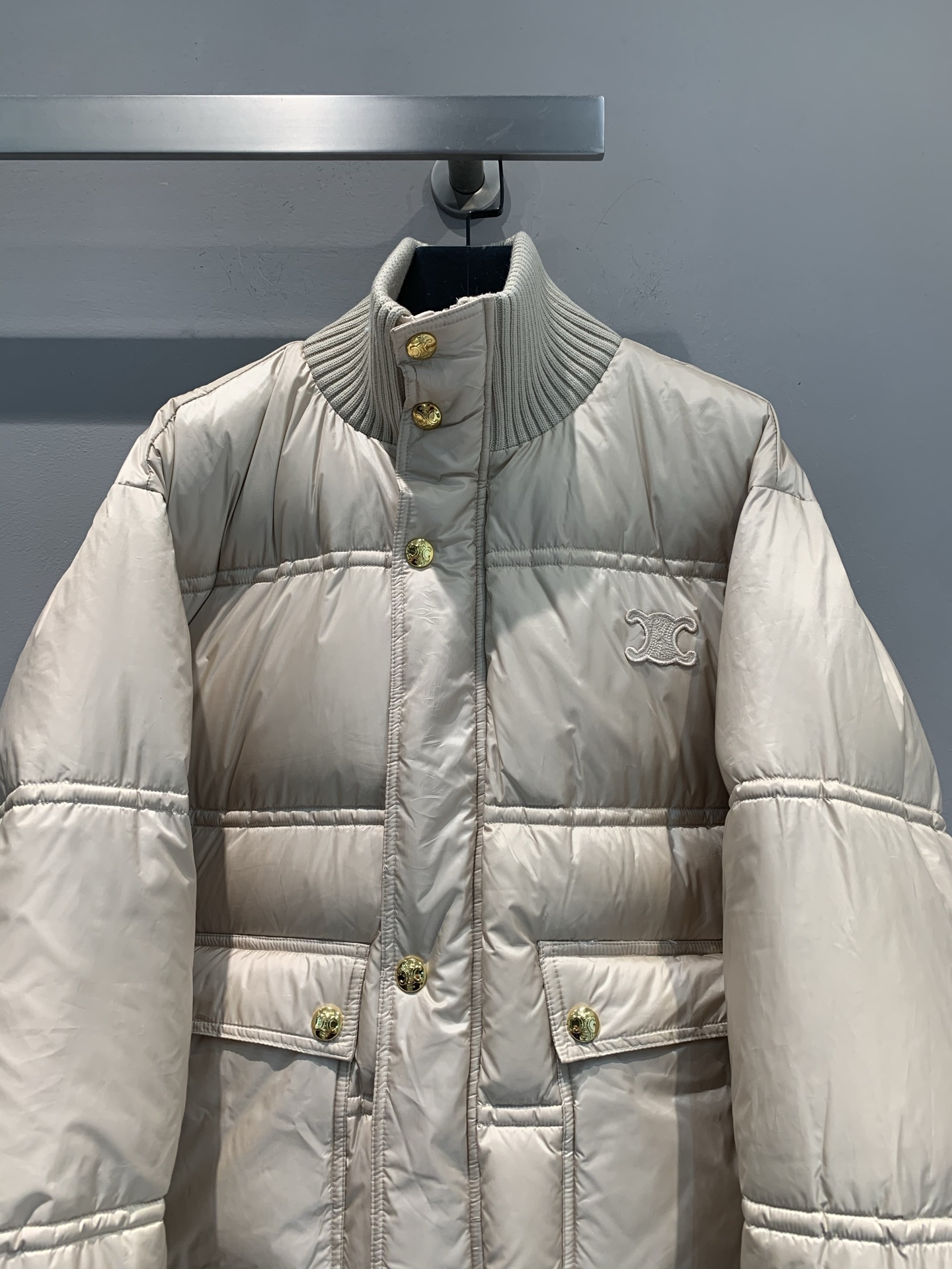 新款🔥出货啦📢 大货实拍 Celin*2025秋冬新款针织领羽绒外套，轻质尼龙+高蓬松羽绒，保暖力满分!