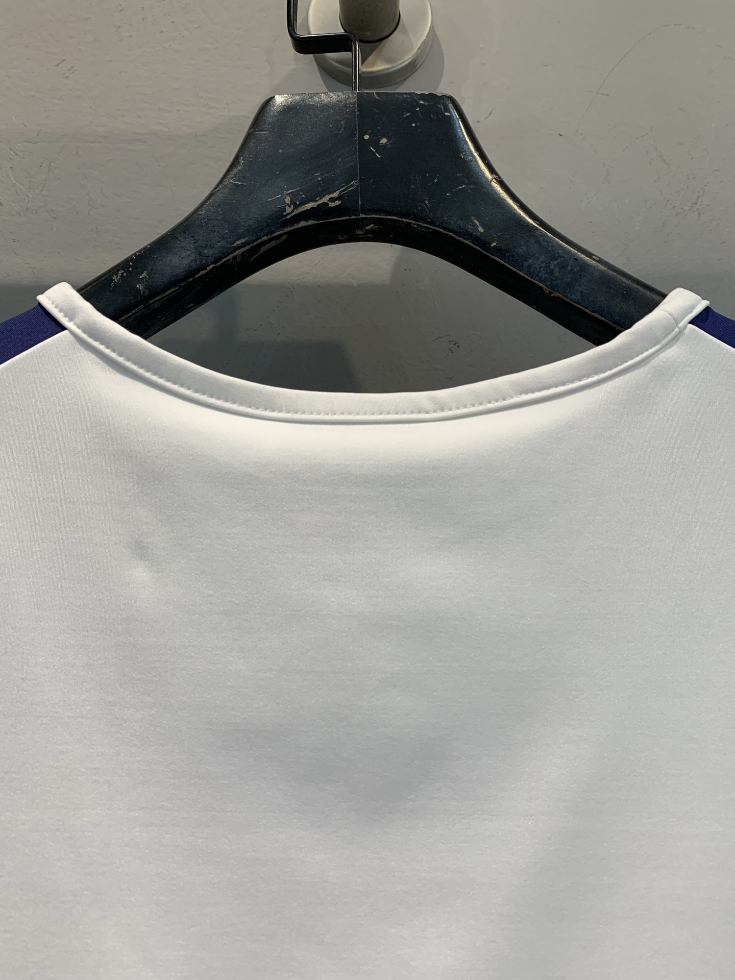 新款🔥出货啦📢 大货实拍 Miumi*x New Balance联名运动背心。主色白+深蓝，点缀红色线条