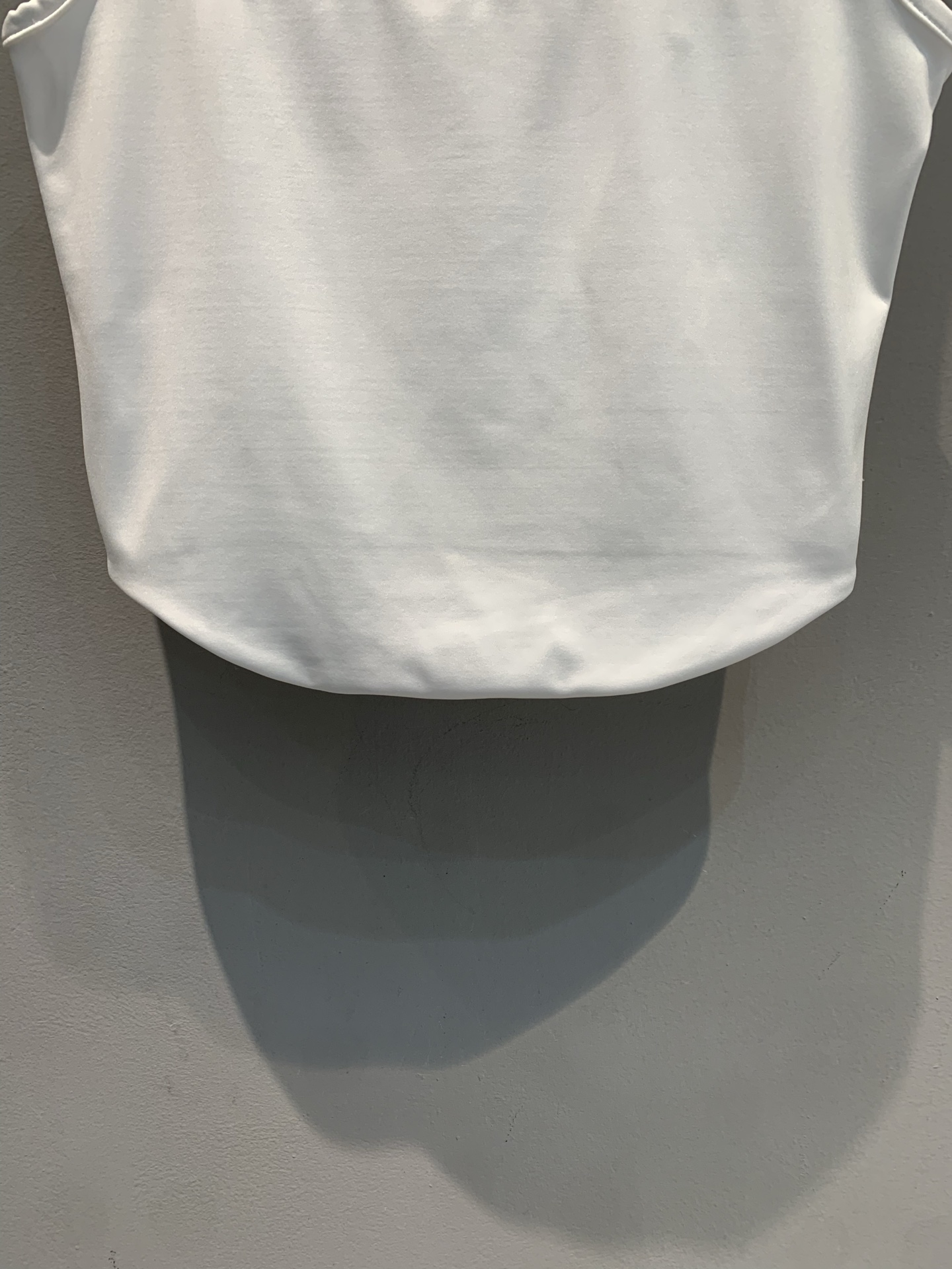 新款🔥出货啦📢 大货实拍 Miumi*x New Balance联名运动背心。主色白+深蓝，点缀红色线条