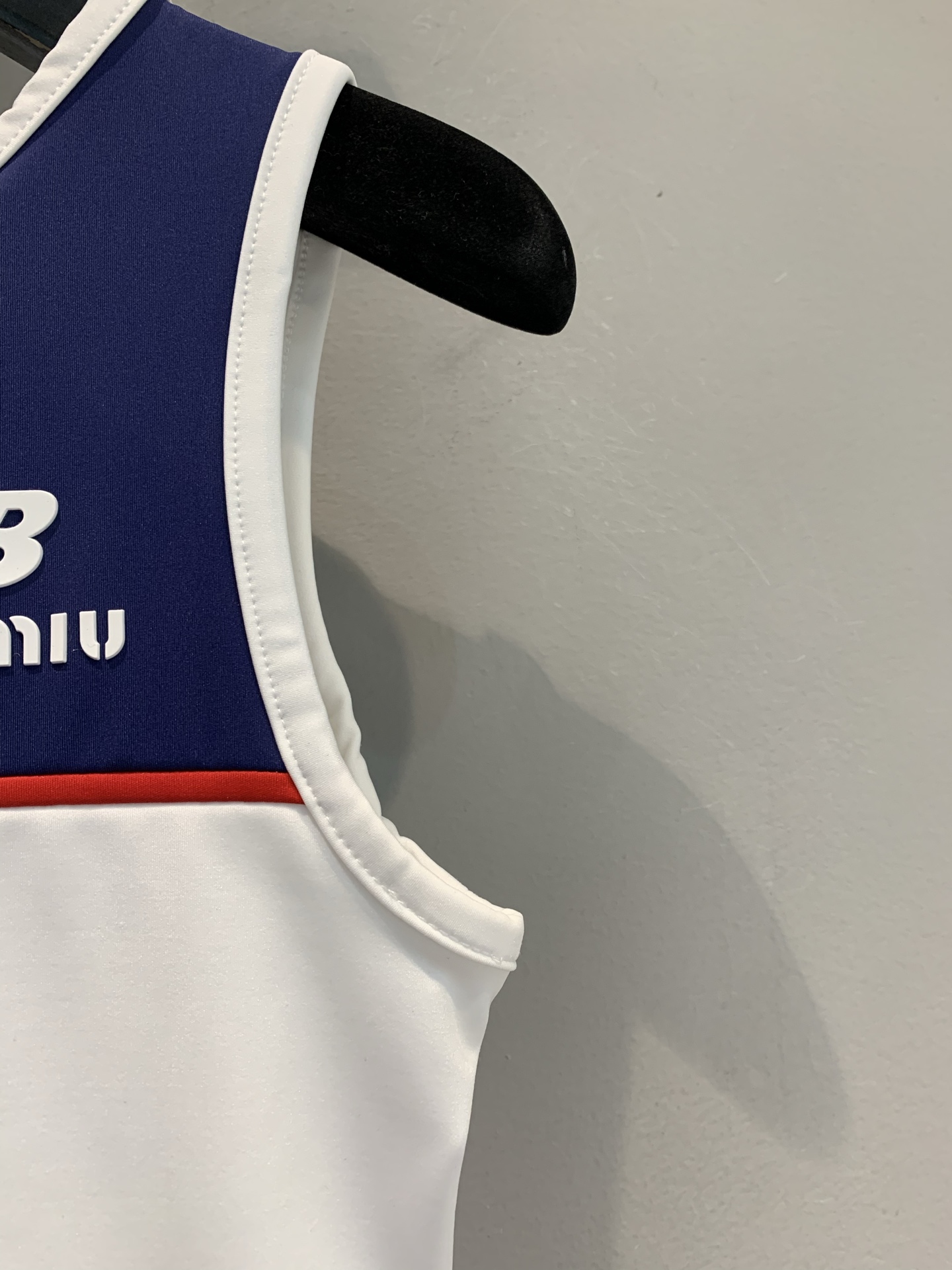 新款🔥出货啦📢 大货实拍 Miumi*x New Balance联名运动背心。主色白+深蓝，点缀红色线条