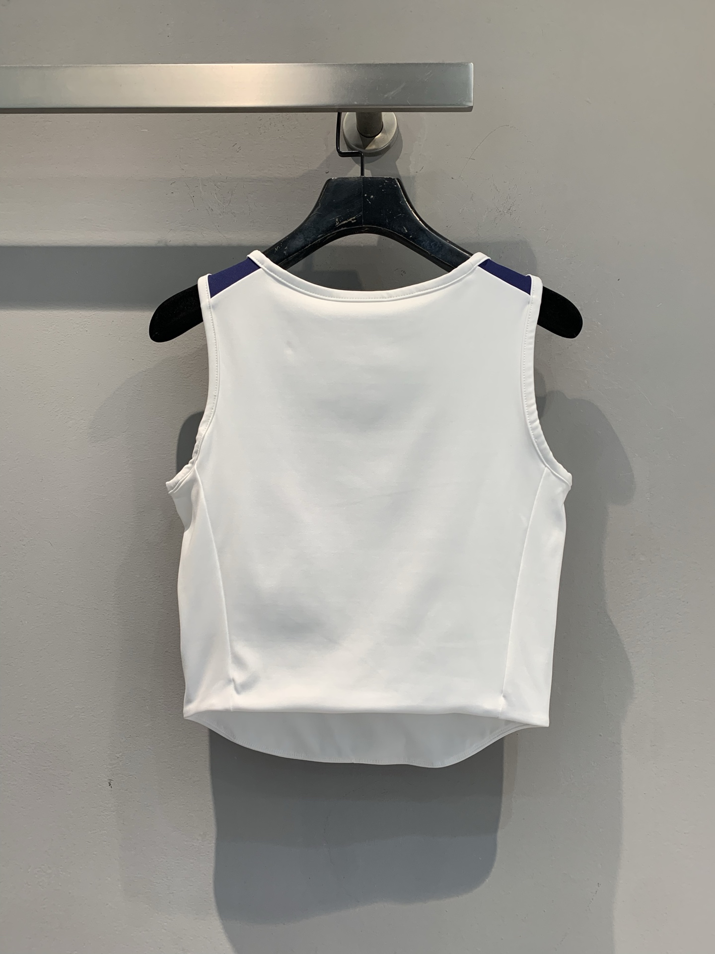 新款🔥出货啦📢 大货实拍 Miumi*x New Balance联名运动背心。主色白+深蓝，点缀红色线条