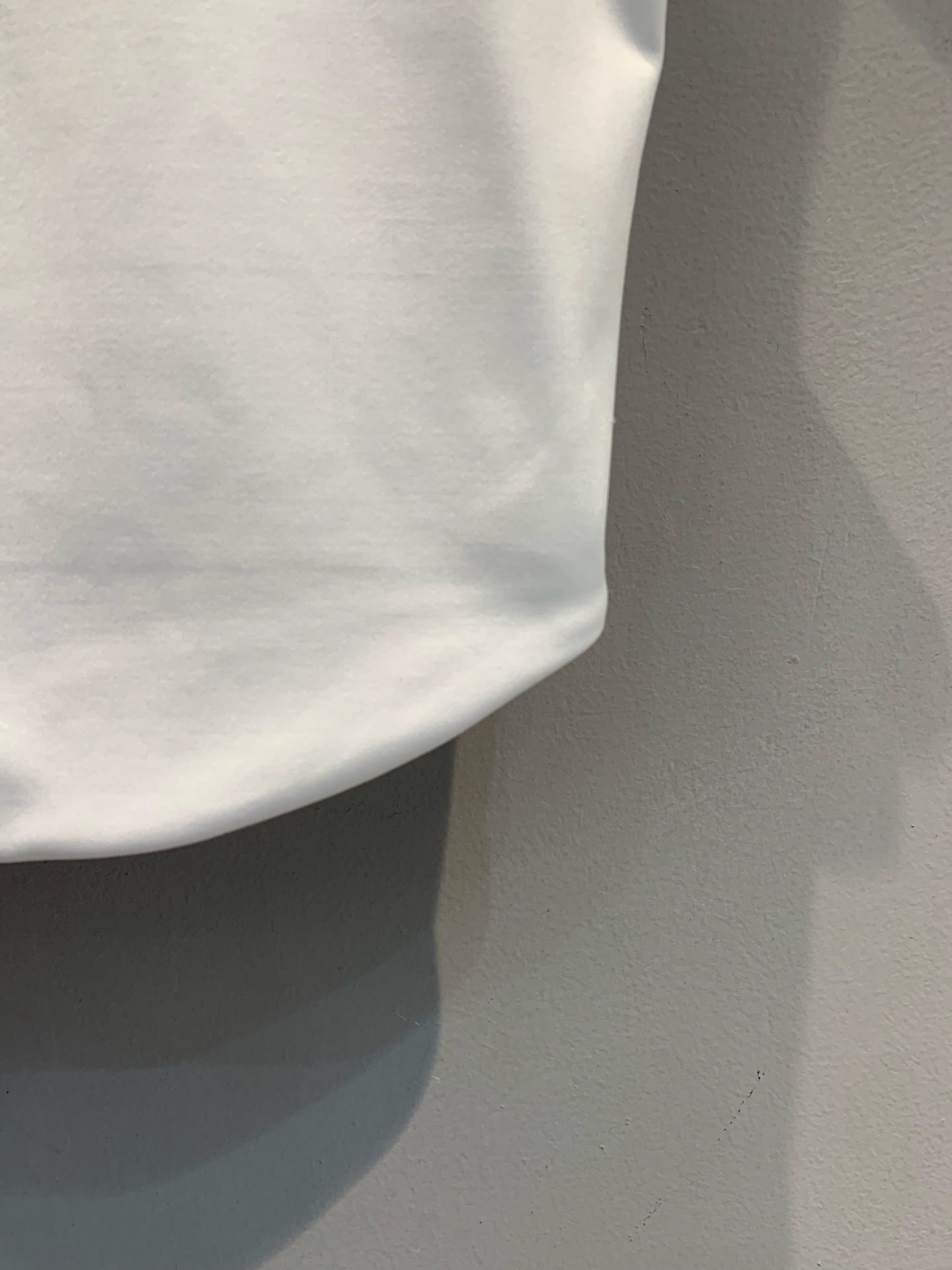 新款🔥出货啦📢 大货实拍 Miumi*x New Balance联名运动背心。主色白+深蓝，点缀红色线条