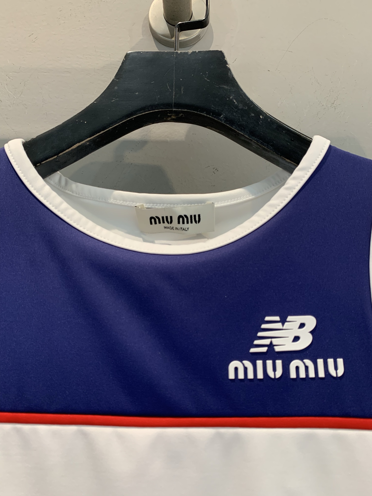 新款🔥出货啦📢 大货实拍 Miumi*x New Balance联名运动背心。主色白+深蓝，点缀红色线条