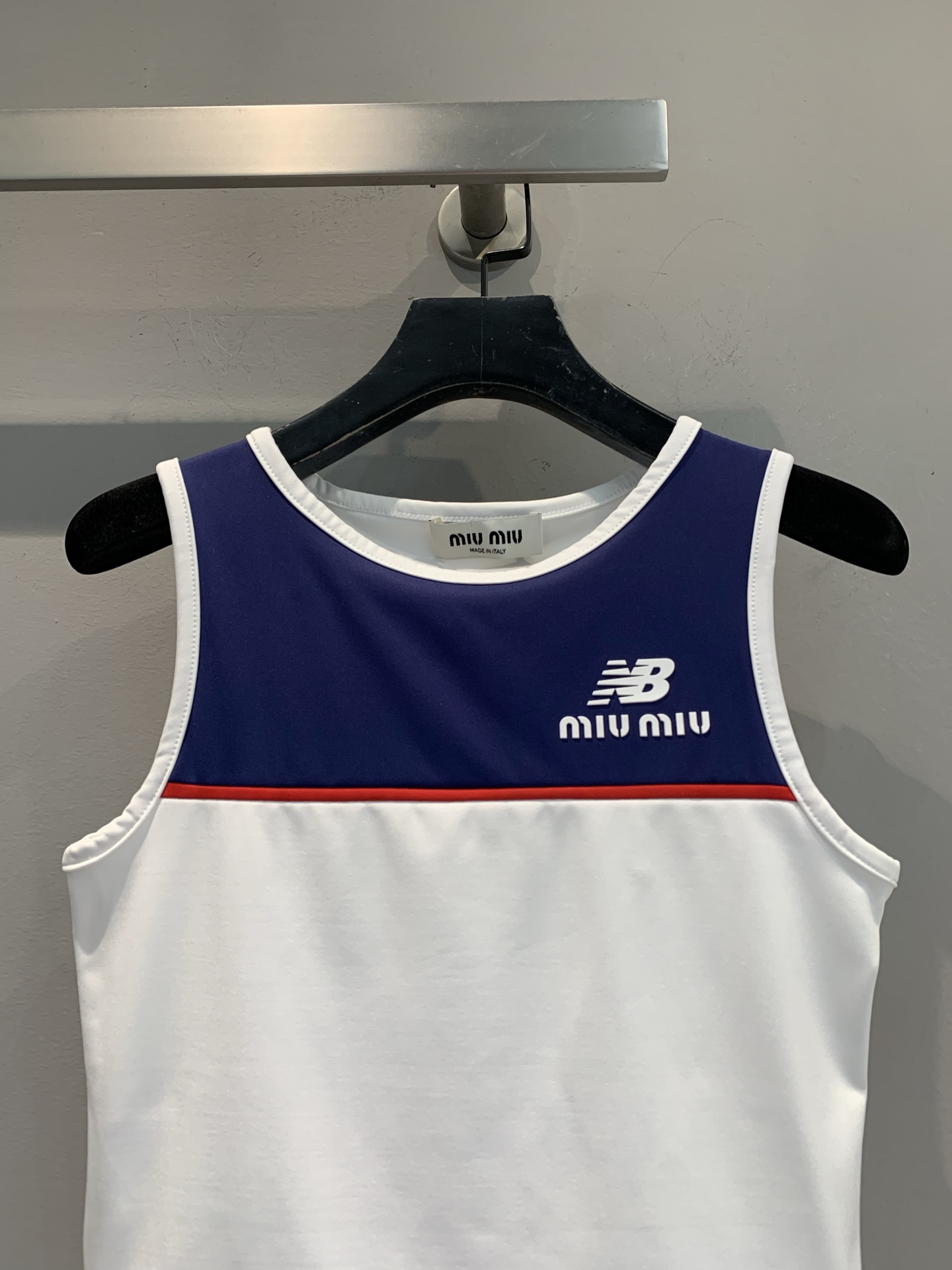 新款🔥出货啦📢 大货实拍 Miumi*x New Balance联名运动背心。主色白+深蓝，点缀红色线条