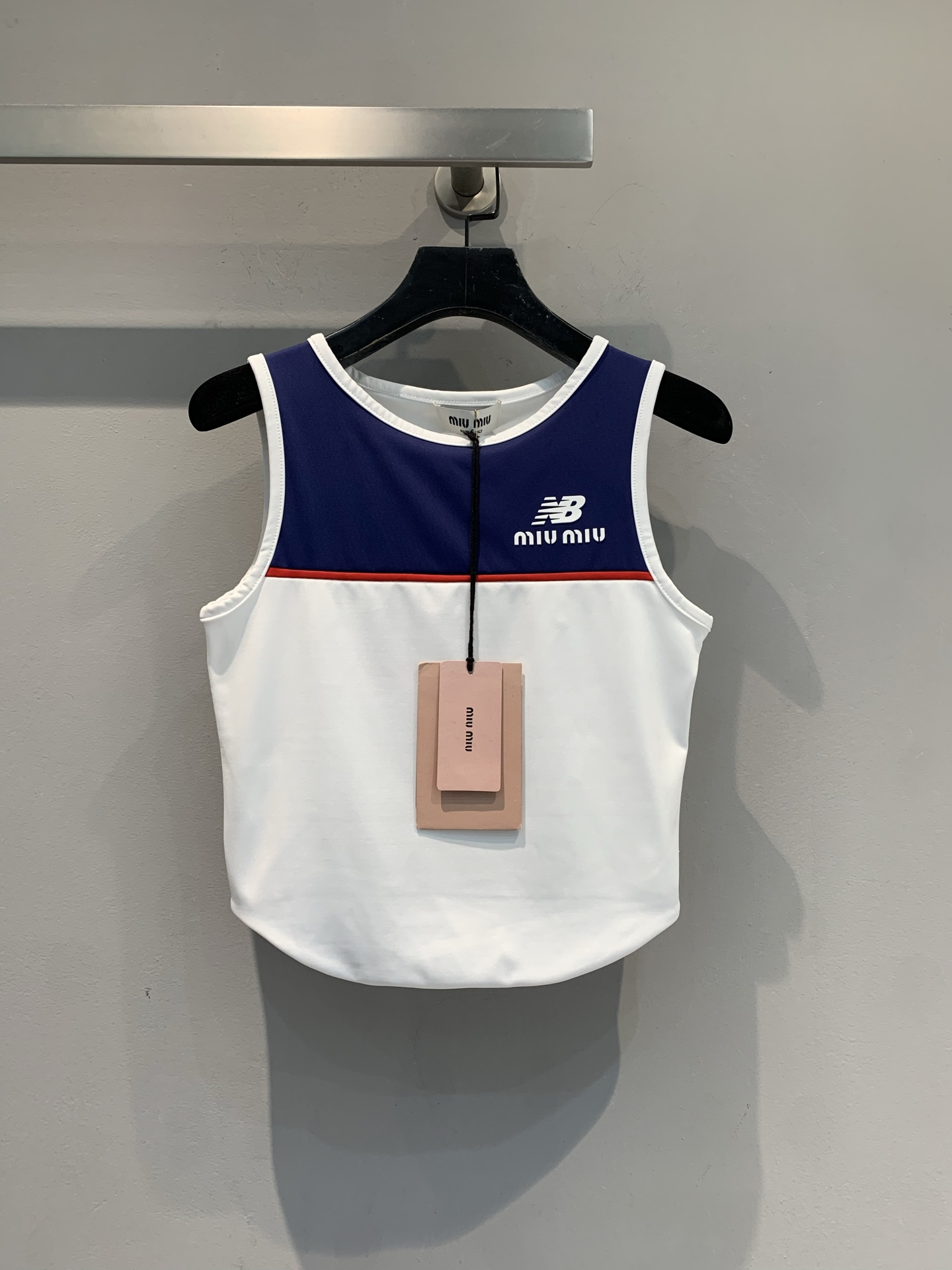 NO:568016,New model shipped. M big product real shot Miumi*x New Balance co-branded sports vest. Main color is white + dark blue, embellished with red lines, simple and energetic. Lightweight and breathable fabric, suitable for sports and leisure! NB and Miu logos on the front, full of co-branded identity. Sleeveless design, looks great with sports shorts or trousers, can be worn for tennis and running. The series is inspired by tennis player Coco  Gauff, both sports and fashion, suitable for you who pursue individuality and functionality. Size SML, miumiu, shorts, alexander wang19860909新款出货啦M大货实拍 Miumi*x New Balance联名运动背心.主色白+深蓝,点缀红色线条,简约又有活力计.轻质透气面料,运动休闲都 OK!正面NB和Miu标志,联名身份感满满.无袖设计,搭配运动短裤或长裤都很出彩,网球、跑步都能穿.系列灵感来自网球选手Coco Gauff,运动与时尚兼具,适合追求个性和功能性的你.码数SML,,miumiu,shorts,alexander wang,Women's clothing
