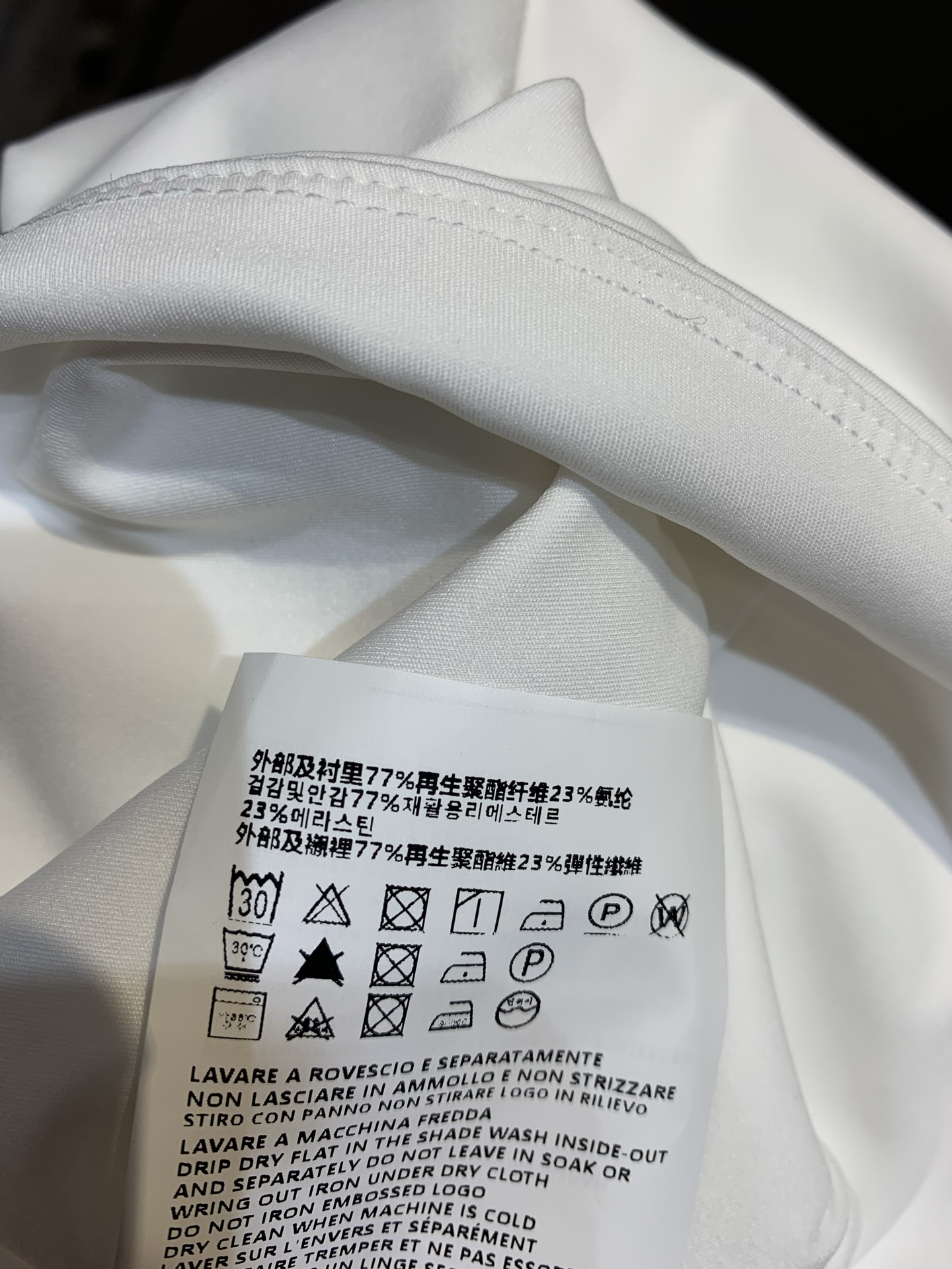 新款🔥出货啦📢 大货实拍 Miumi*x New Balance联名运动背心。主色白+深蓝，点缀红色线条