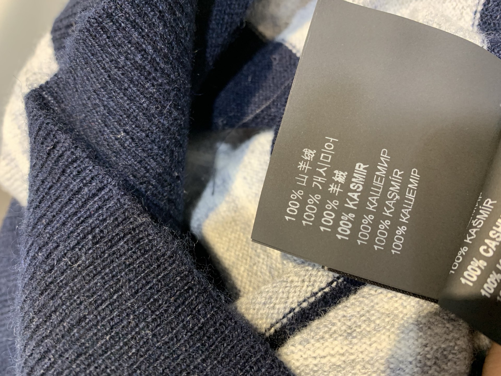 新款🔥出货啦📢 大货实拍 Miumi*2025秋冬新款复古学院风条纹半拉链针织衫，藏蓝+浅灰撞色，复古学