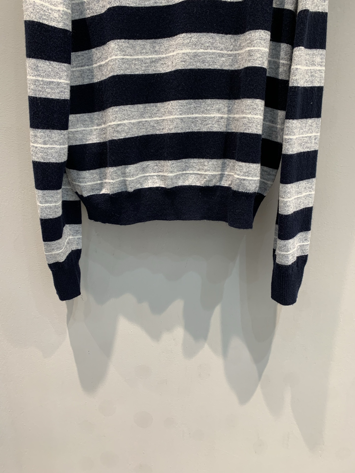 新款🔥出货啦📢 大货实拍 Miumi*2025秋冬新款复古学院风条纹半拉链针织衫，藏蓝+浅灰撞色，复古学