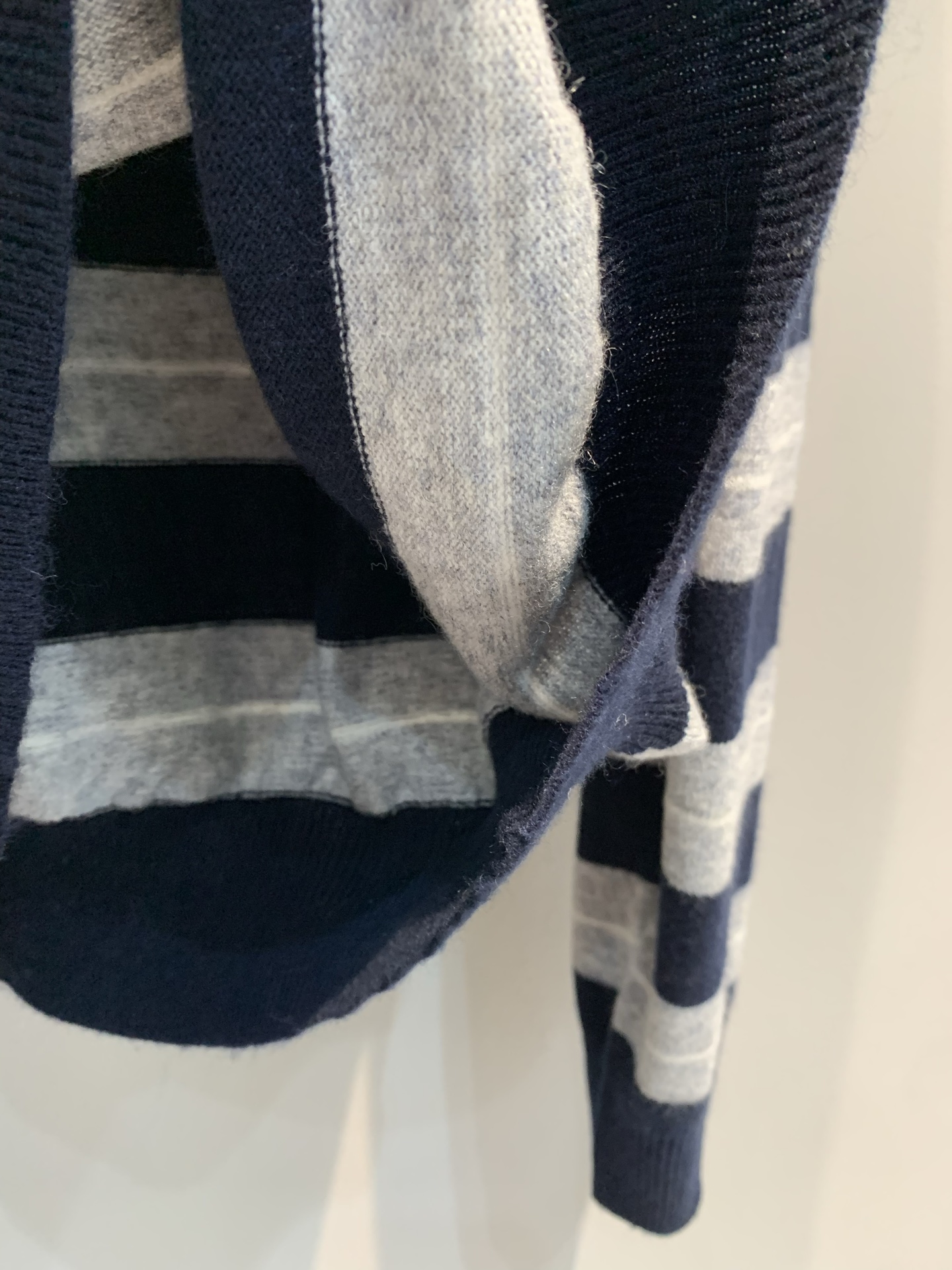 新款🔥出货啦📢 大货实拍 Miumi*2025秋冬新款复古学院风条纹半拉链针织衫，藏蓝+浅灰撞色，复古学