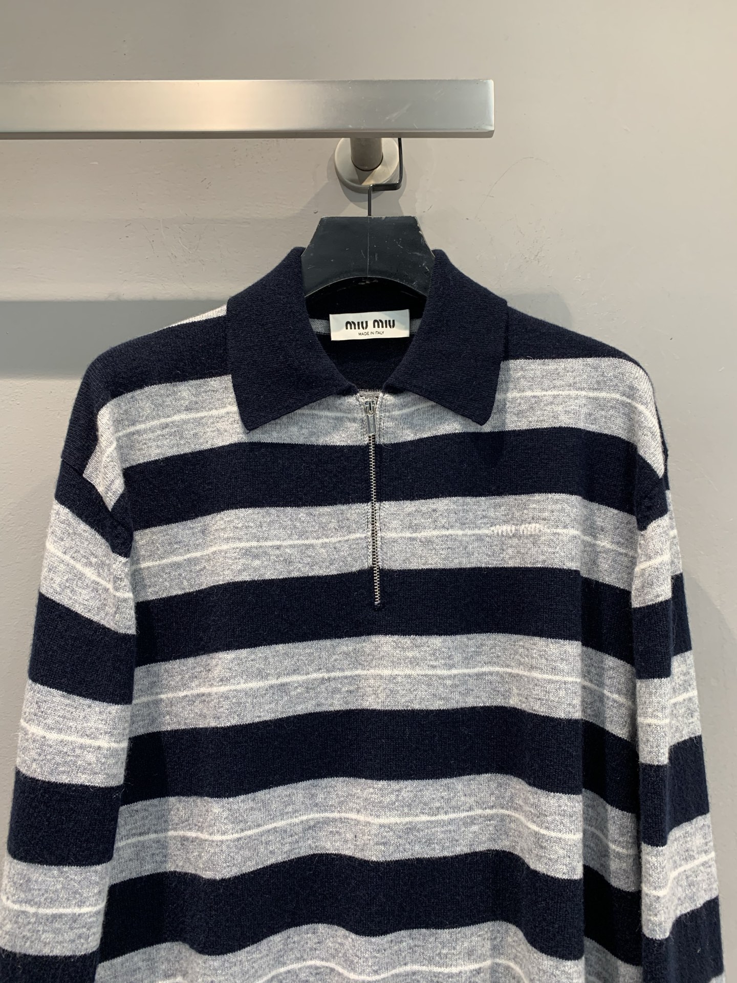 新款🔥出货啦📢 大货实拍 Miumi*2025秋冬新款复古学院风条纹半拉链针织衫，藏蓝+浅灰撞色，复古学