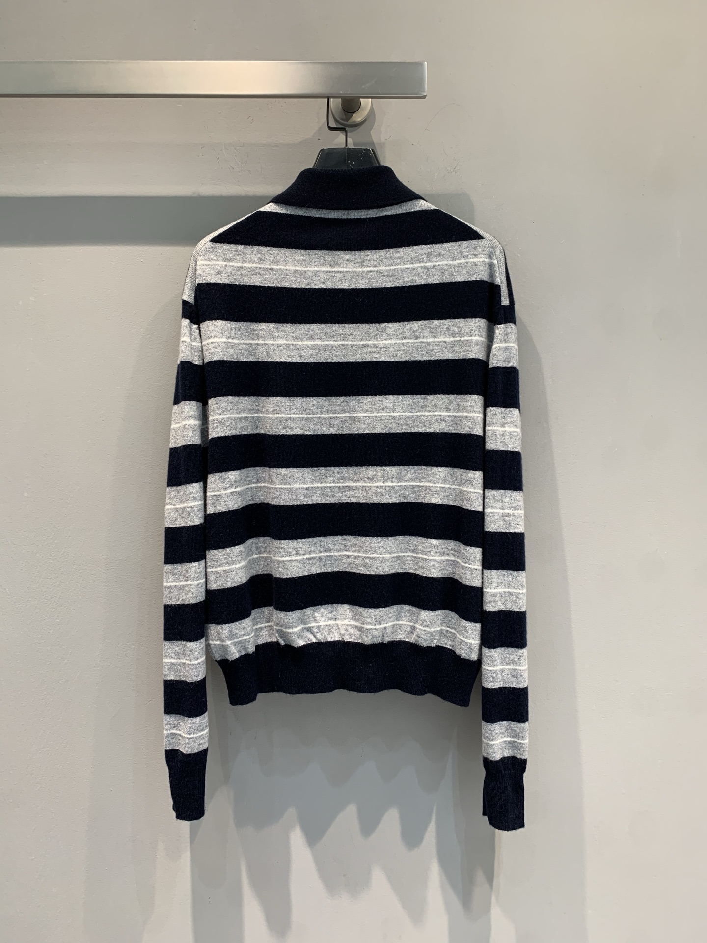 新款🔥出货啦📢 大货实拍 Miumi*2025秋冬新款复古学院风条纹半拉链针织衫，藏蓝+浅灰撞色，复古学